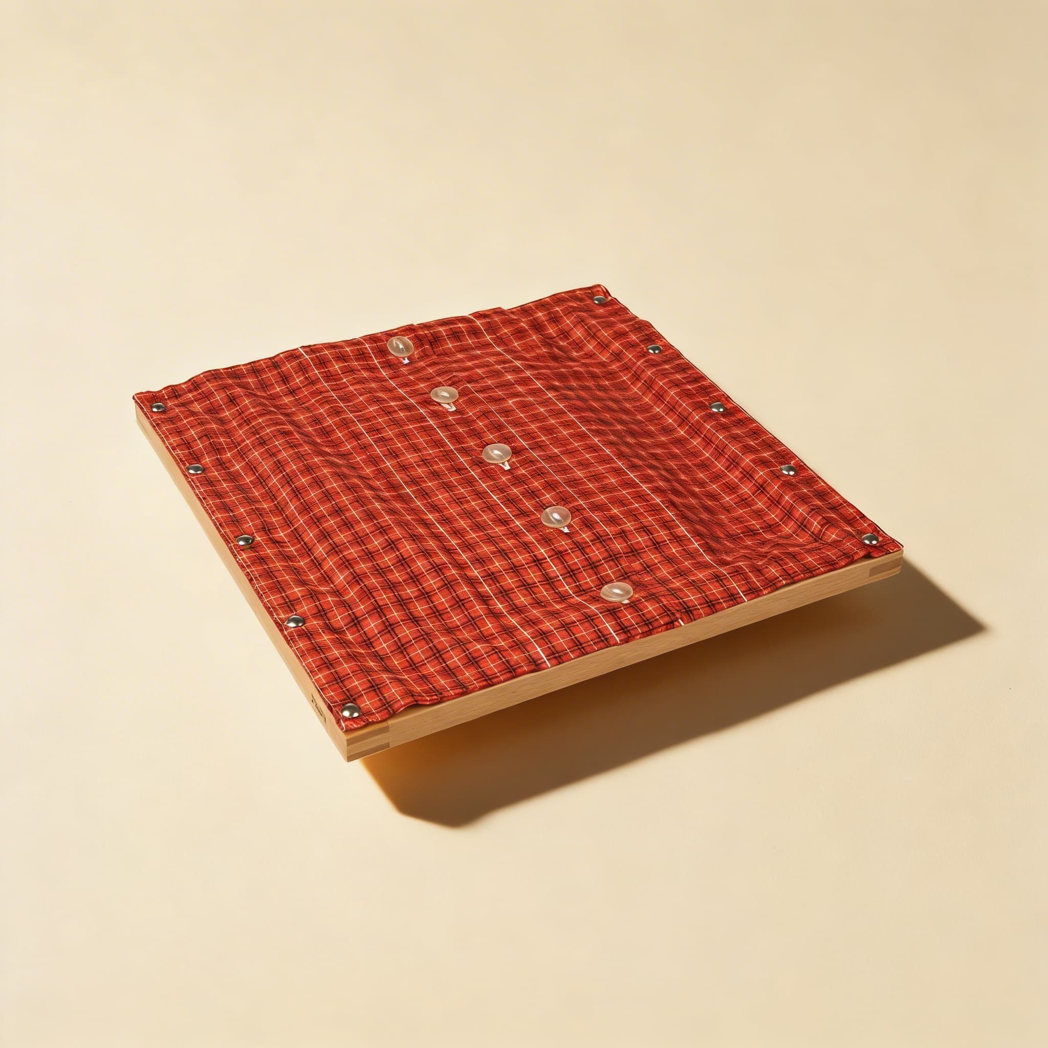 Knöpfrahmen — kleine Knöpfe für fortgeschrittene Feinmotorik — Seitenansicht