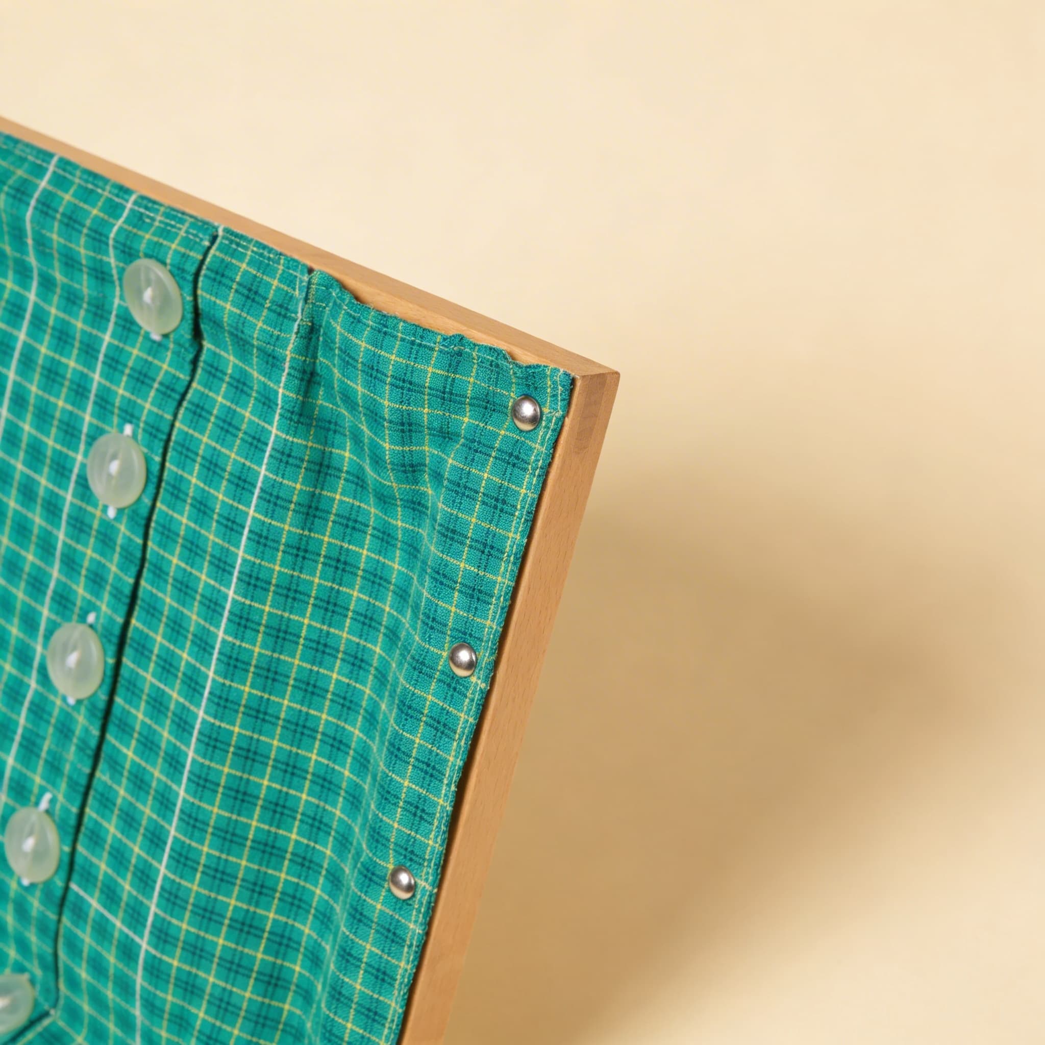 Knöpfrahmen — große Knöpfe für Anfänger der Feinmotorik — Seitenansicht