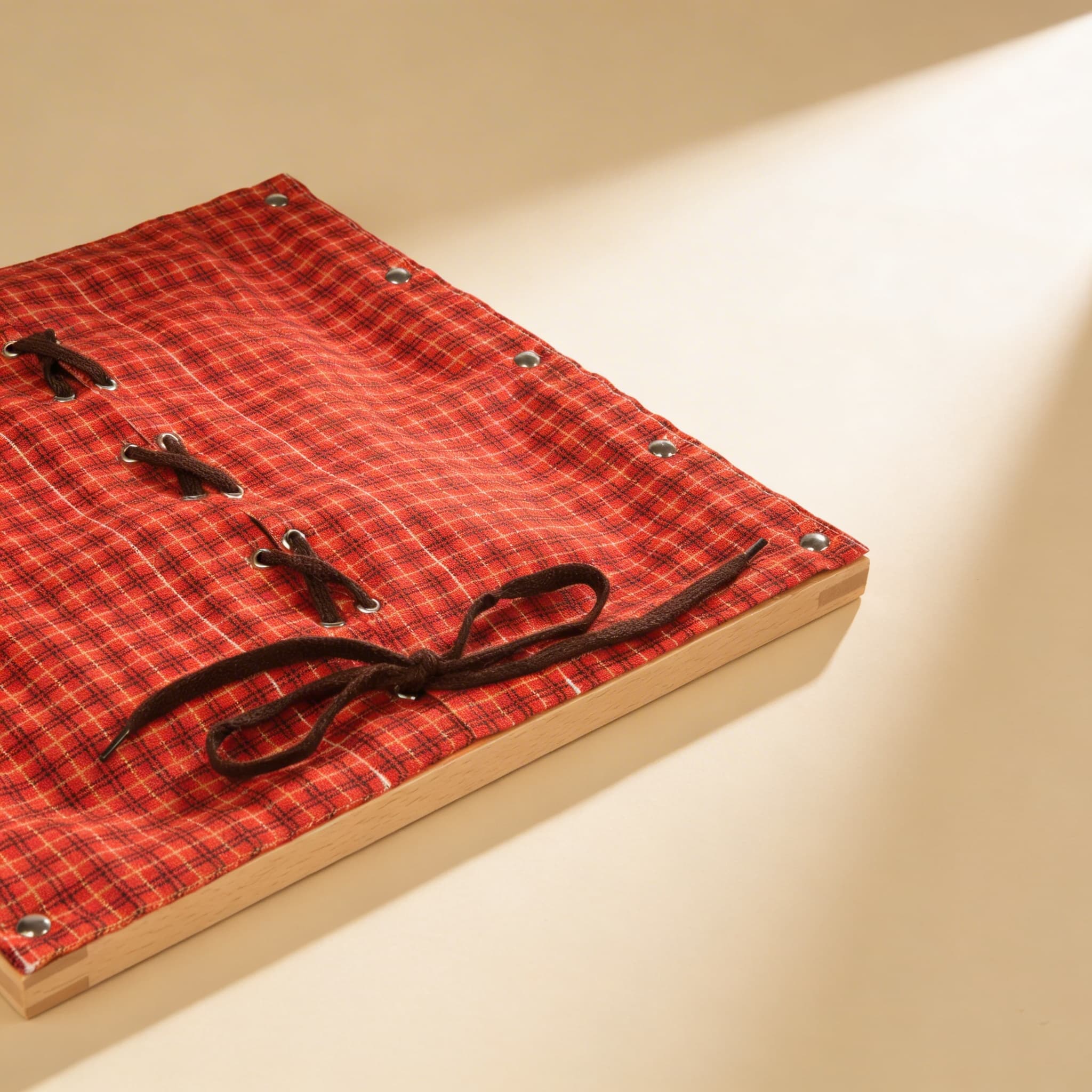 Schnür-Rahmen — Metallösen mit Kordfädelübung — Seitenansicht