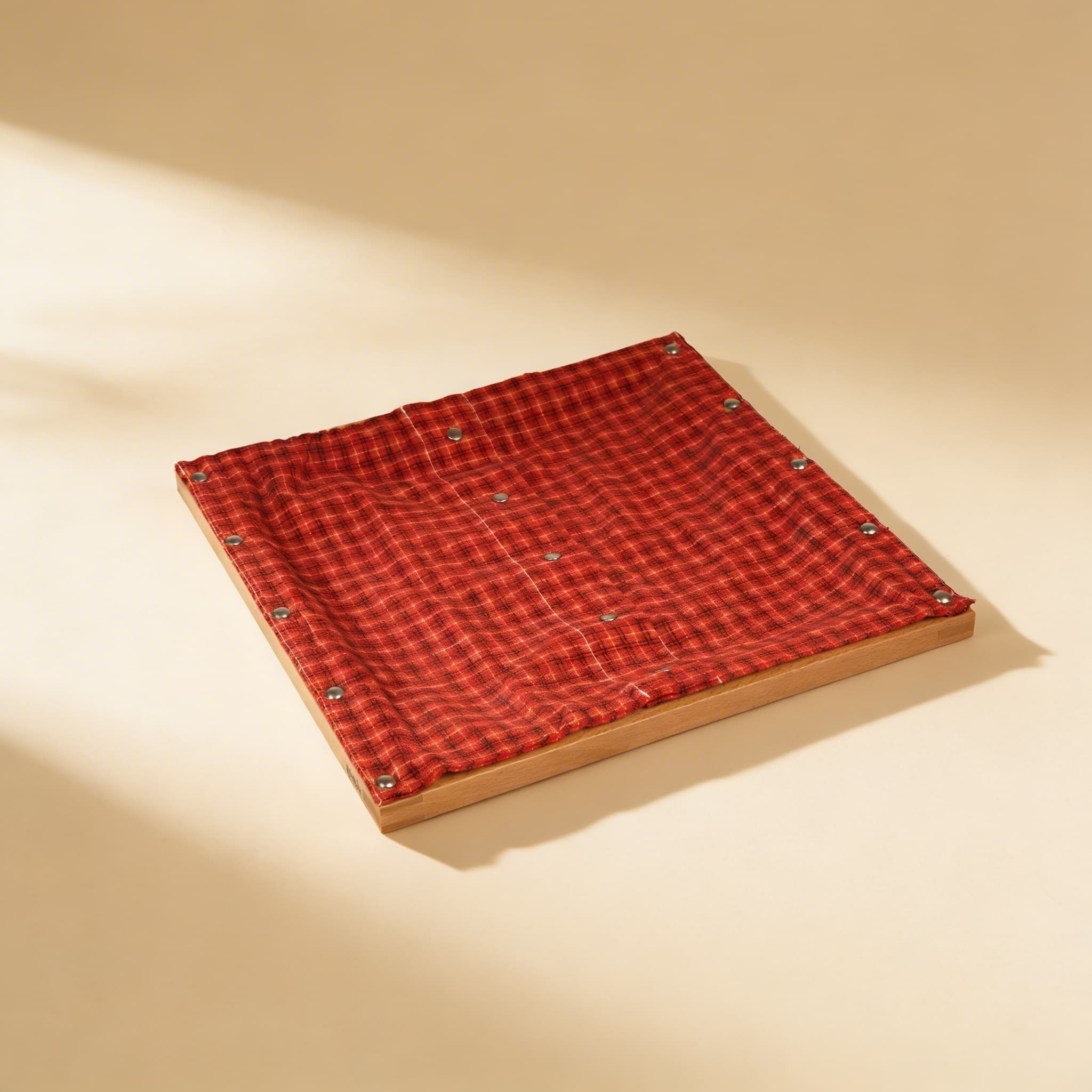 Anziehrahmen: Druckknöpfe — Metallknöpfe auf Rot-Schwarz Karo — Seitenansicht