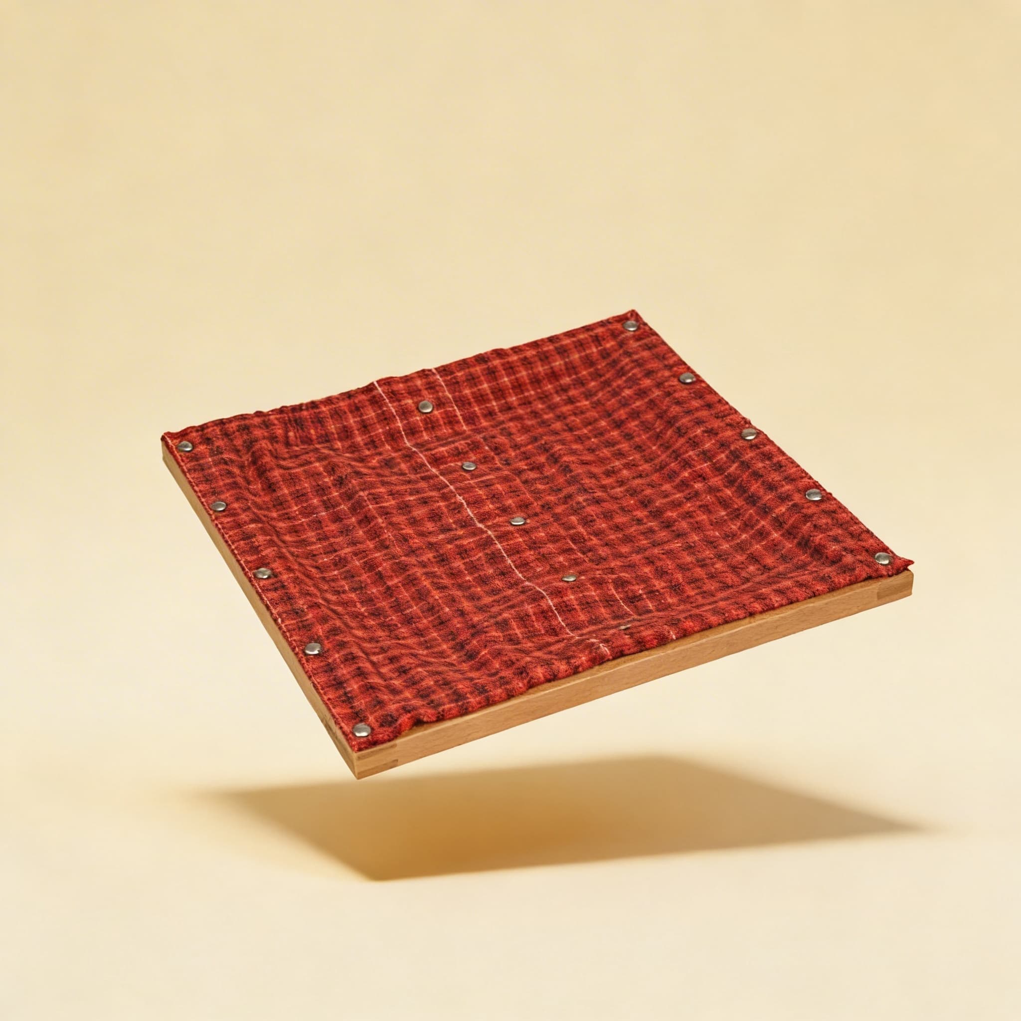 Anziehrahmen: Druckknöpfe — Metallknöpfe auf Rot-Schwarz Karo — Katalogansicht