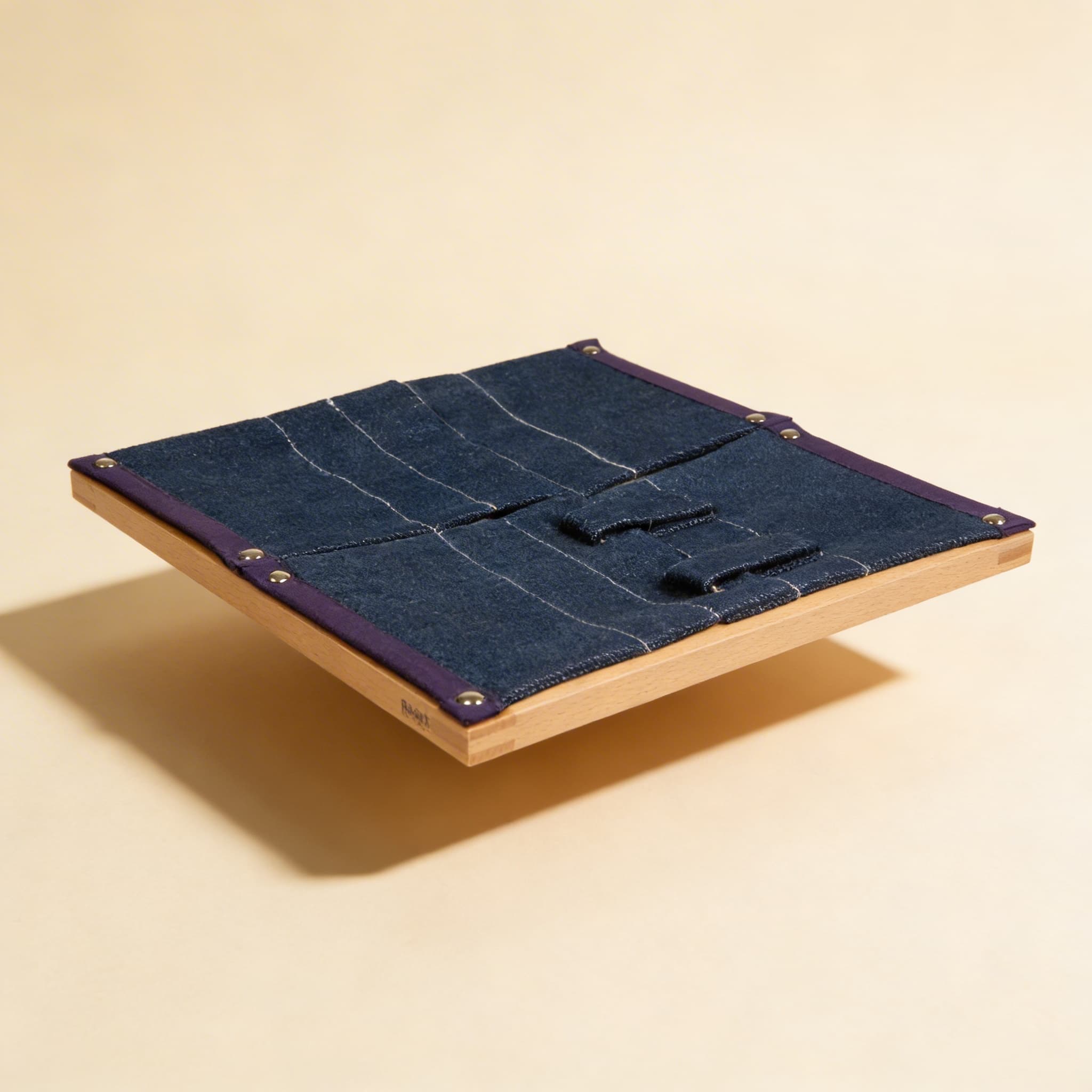 Anziehrahmen: Klettverschluss — Moderne Verschlüsse auf Denim — Seitenansicht