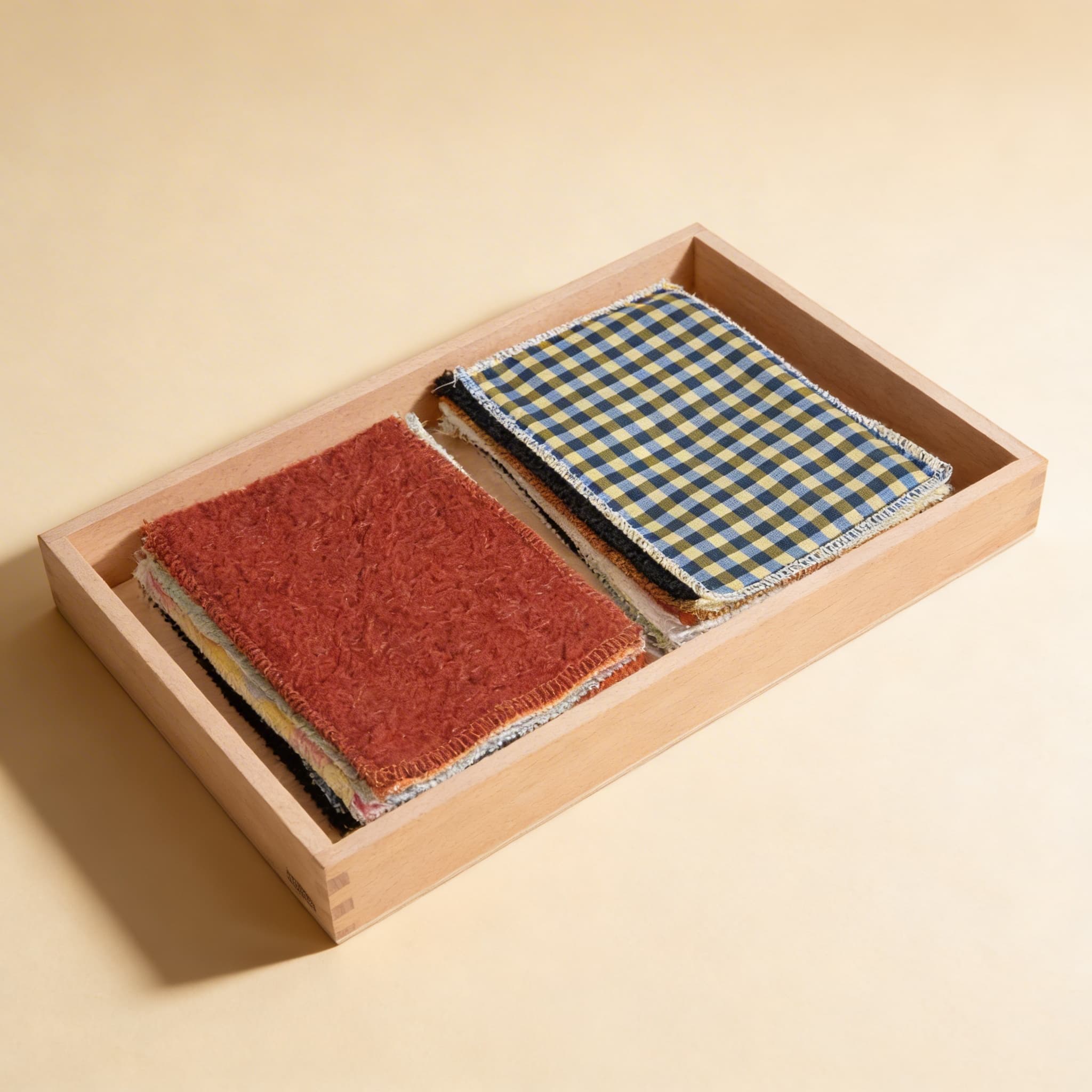 Stoffkasten — Taktile Unterscheidung durch Paarzuordnung — Seitenansicht