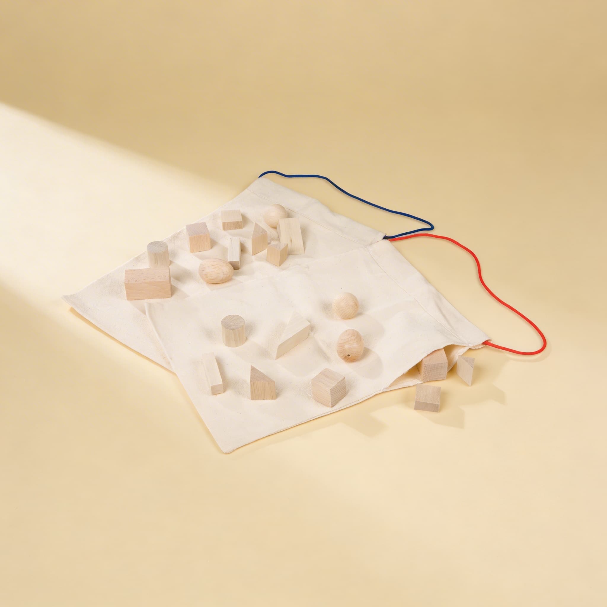 Fühlsäckchen — Geometrische Formen durch Tasten erkennen — Seitenansicht