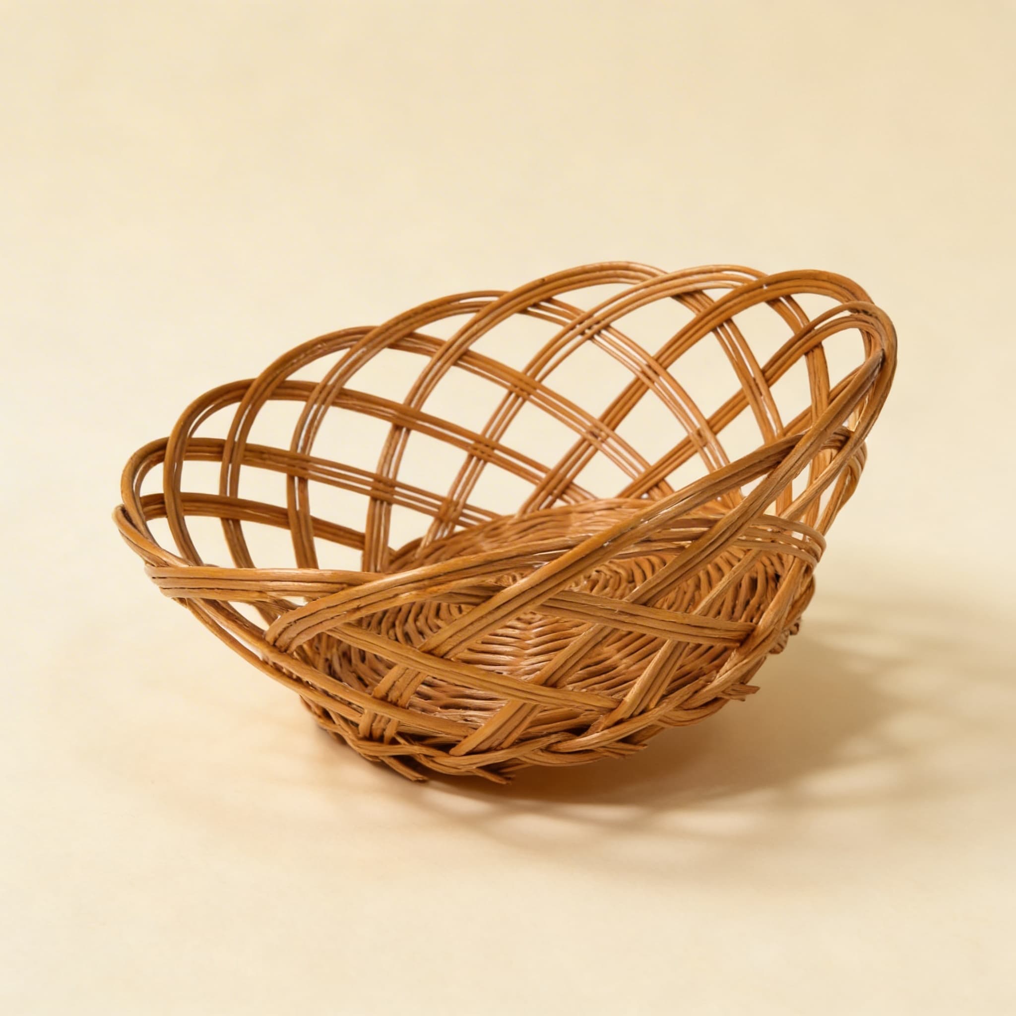 Košík na geometrické telesá — elegantný ratanový úložný kontajner — Bočný pohľad