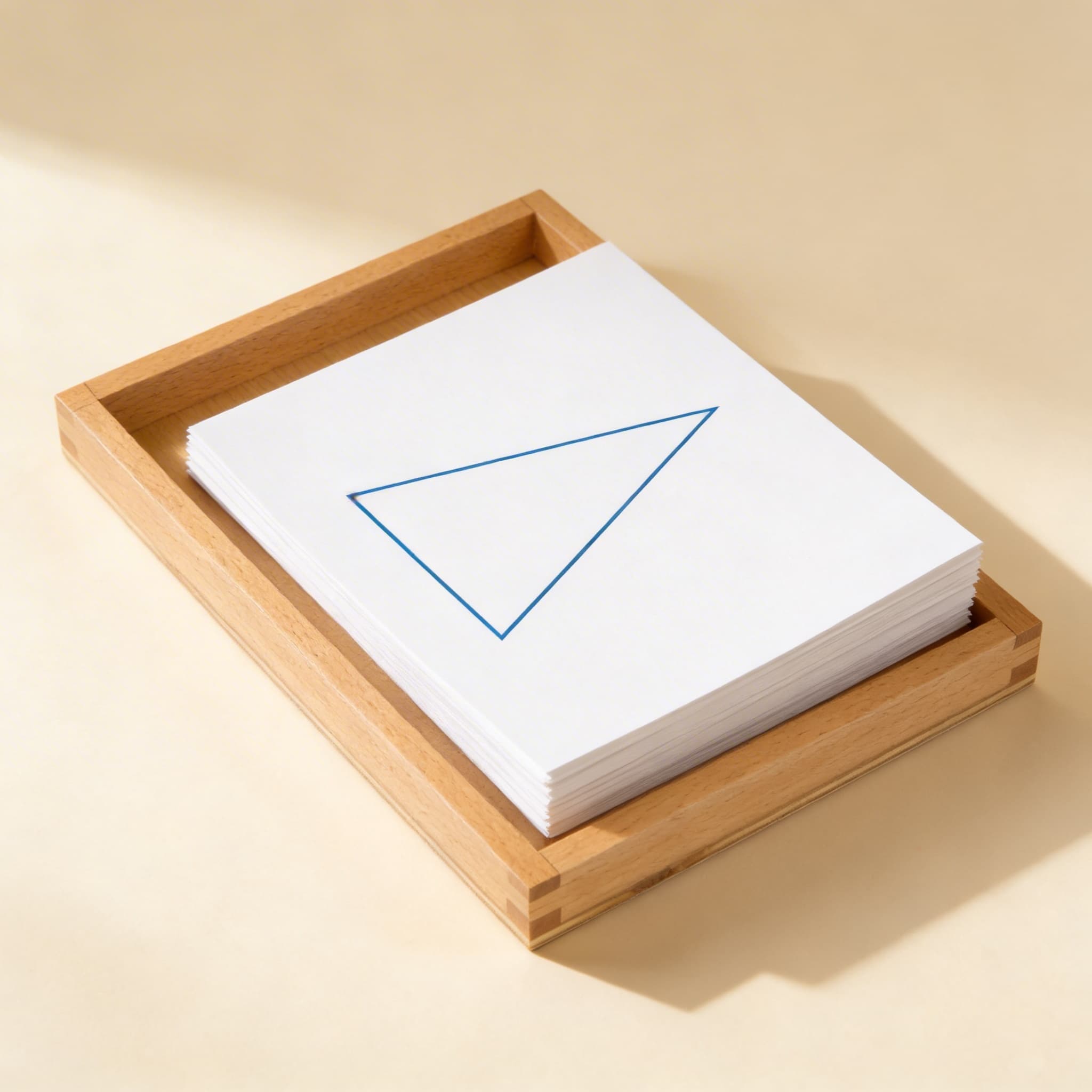 Geometriekarten — Grundformen-Erkennung mit blauem Dreieck — Seitenansicht