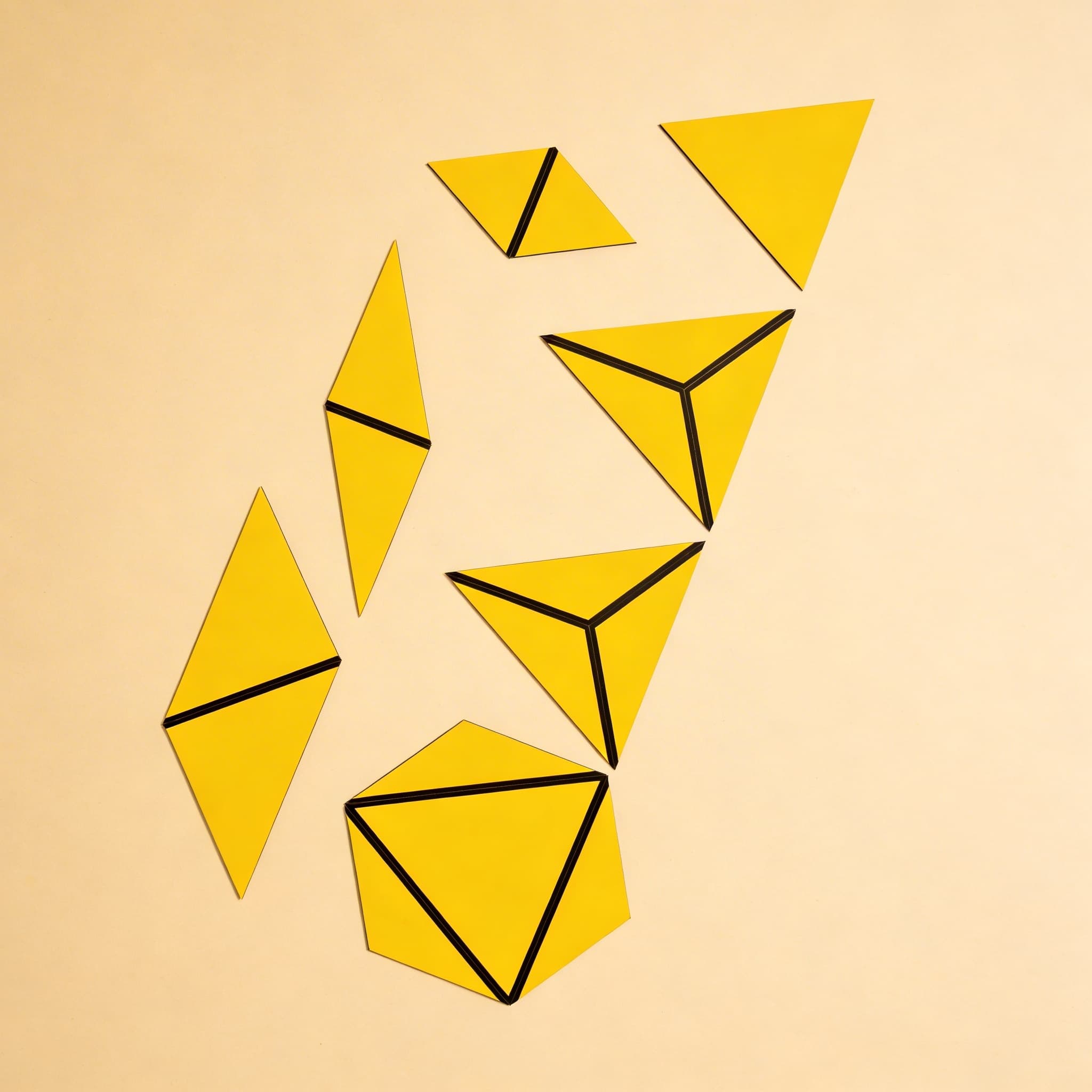 Satz gelber konstruktiver Dreiecke — Seitenansicht