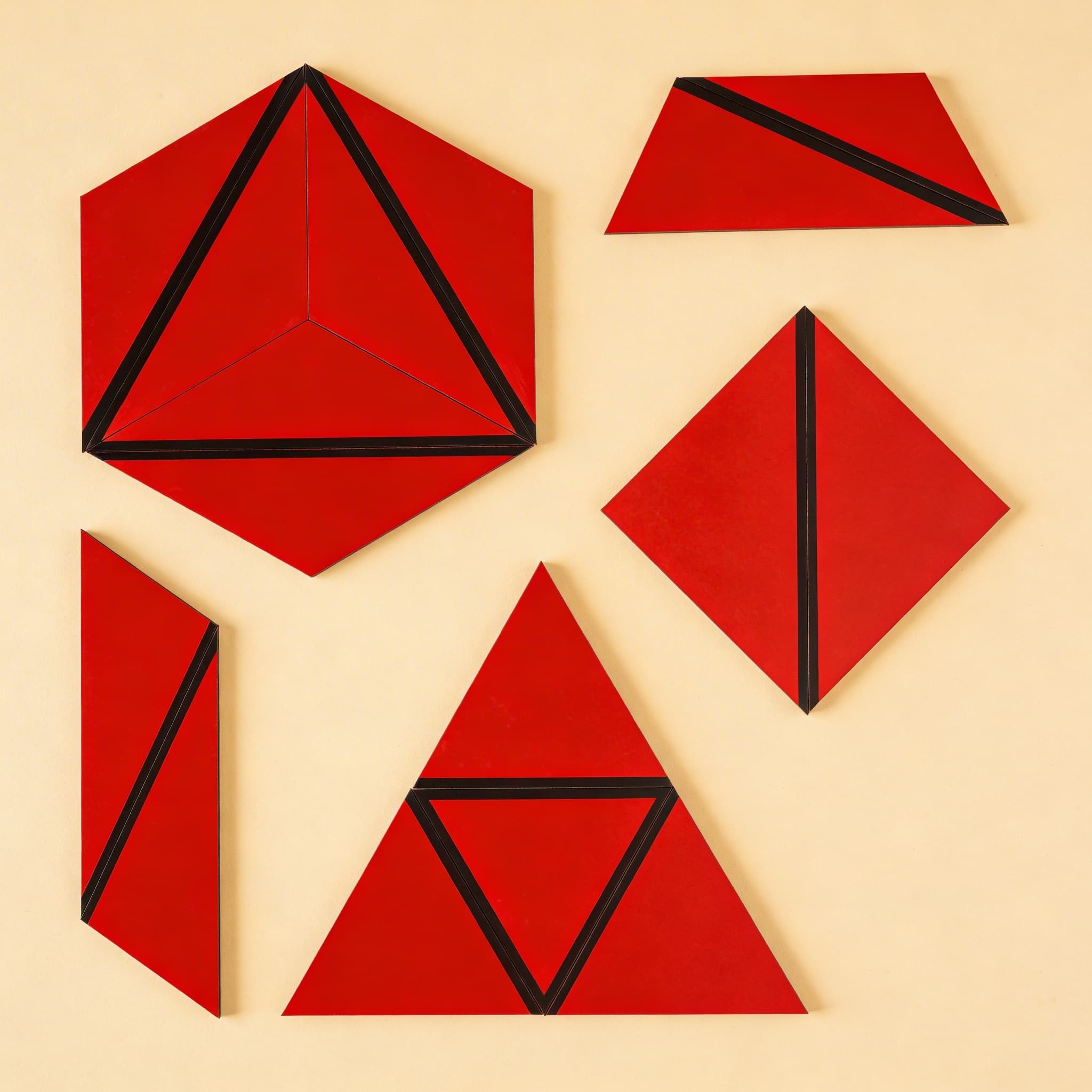 Satz roter konstruktiver Dreiecke — Seitenansicht