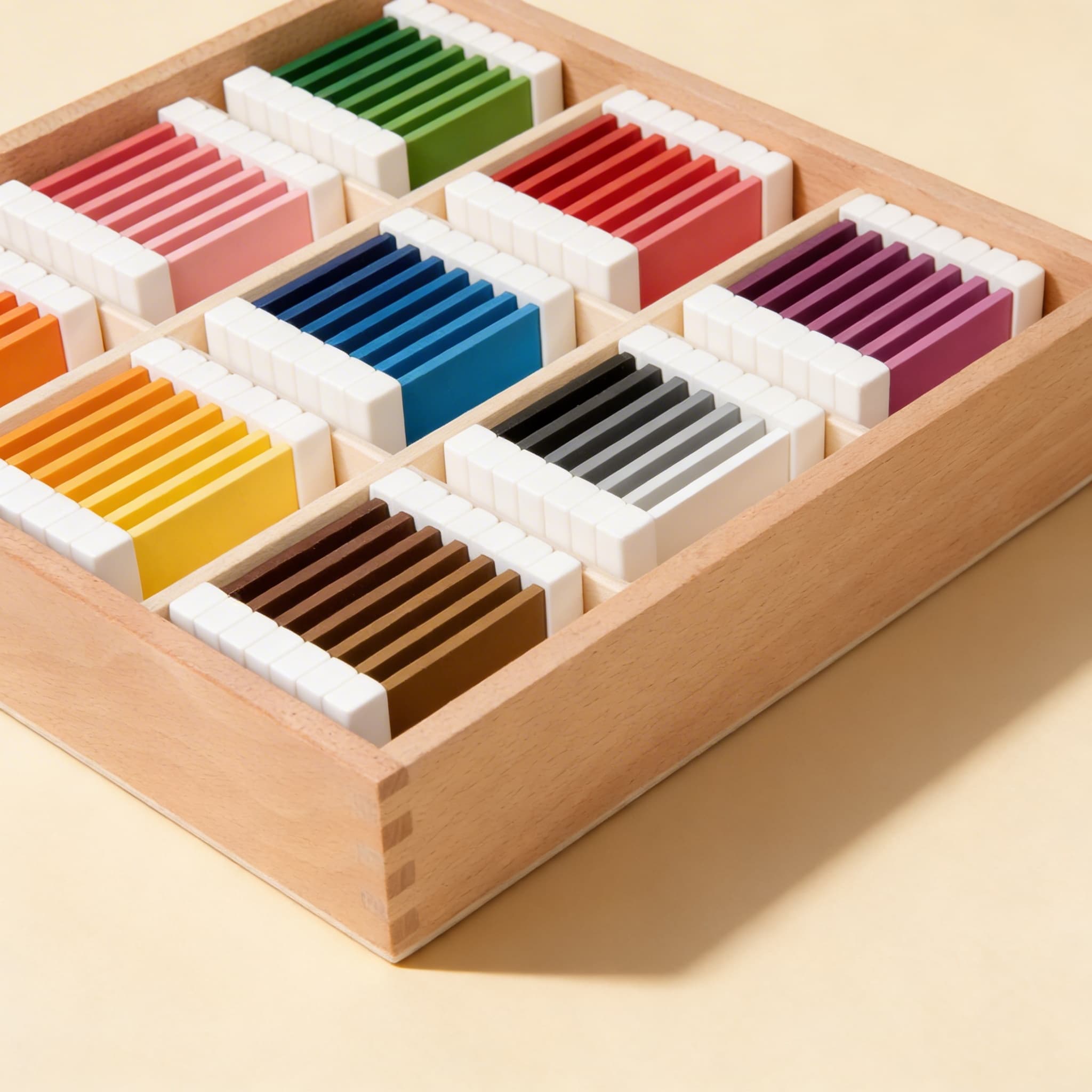 Dritter Farbkasten — 63 Tabletten in 9 Farbfamilien mit Abstufungen — Seitenansicht