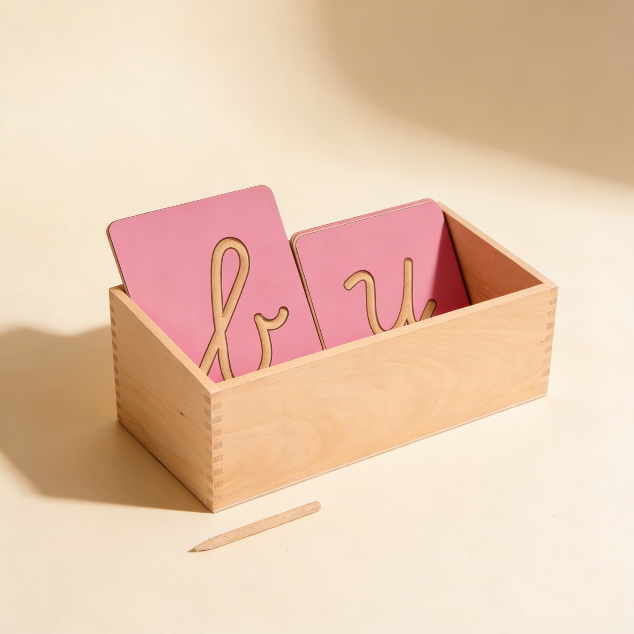 Hohle Buchstabenformen — Taktile Schreibvorbereitung — Seitenansicht