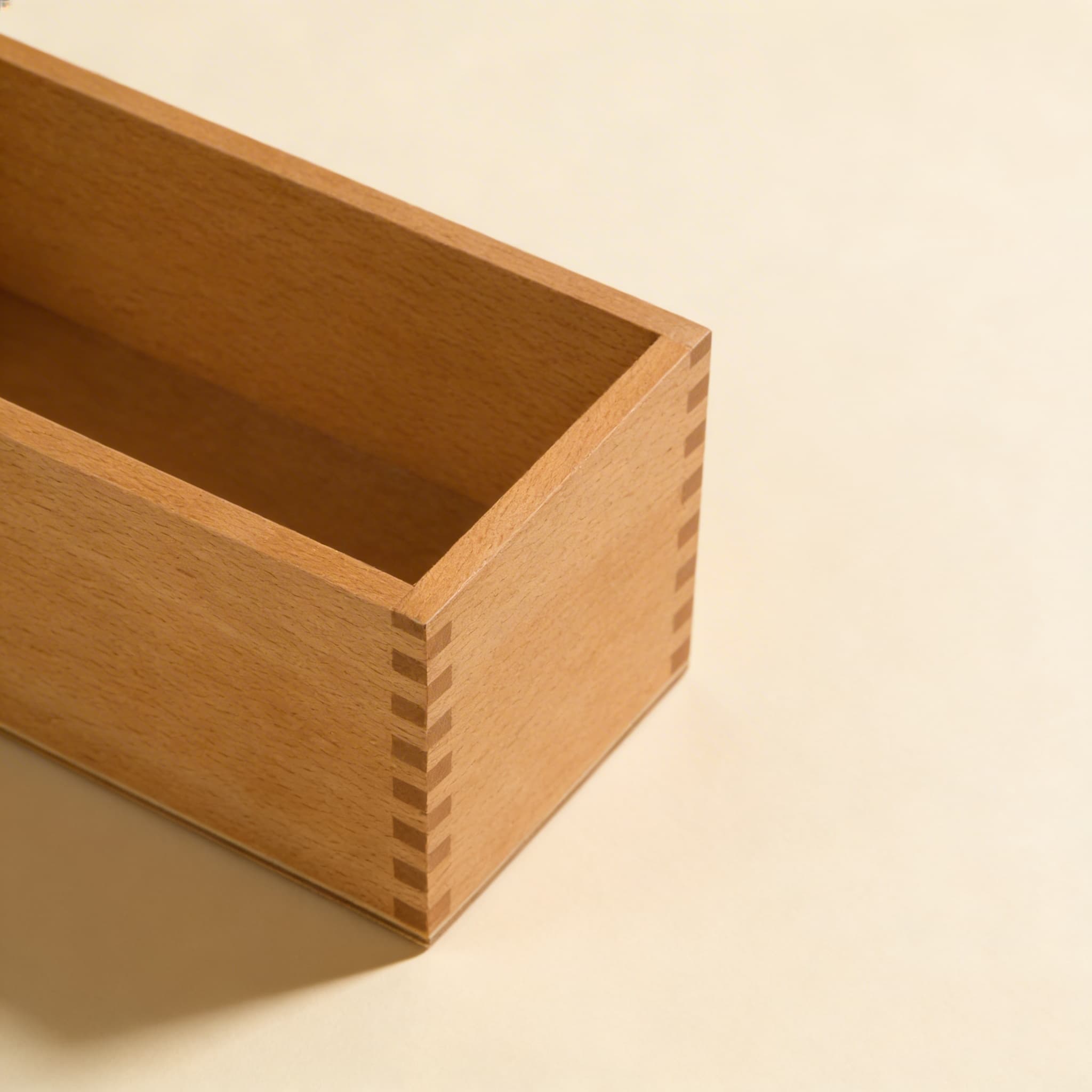 Box pre dvojité písmenká zo sandpapiera — drevené ukladanie — Bočný pohľad