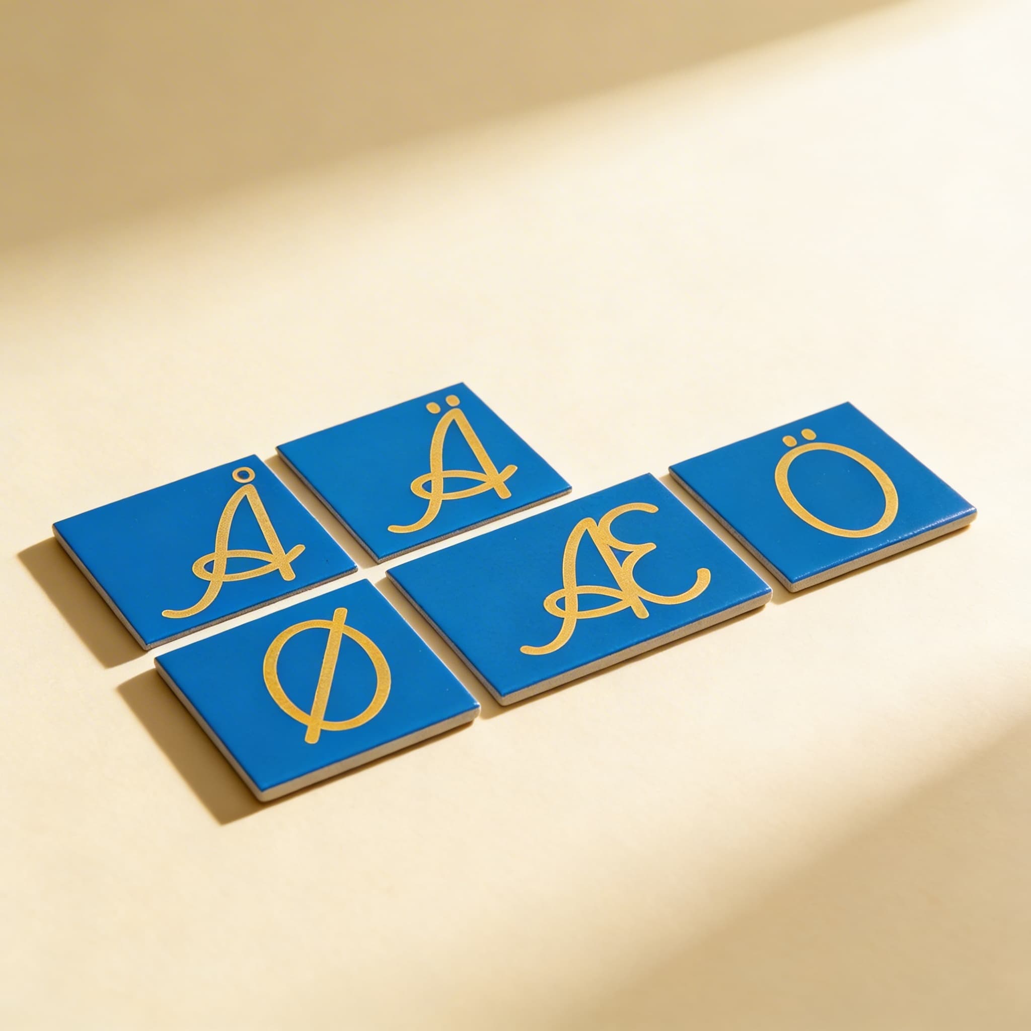 Brusná velká písmena: Severské psací — doplňková sada — Boční pohled