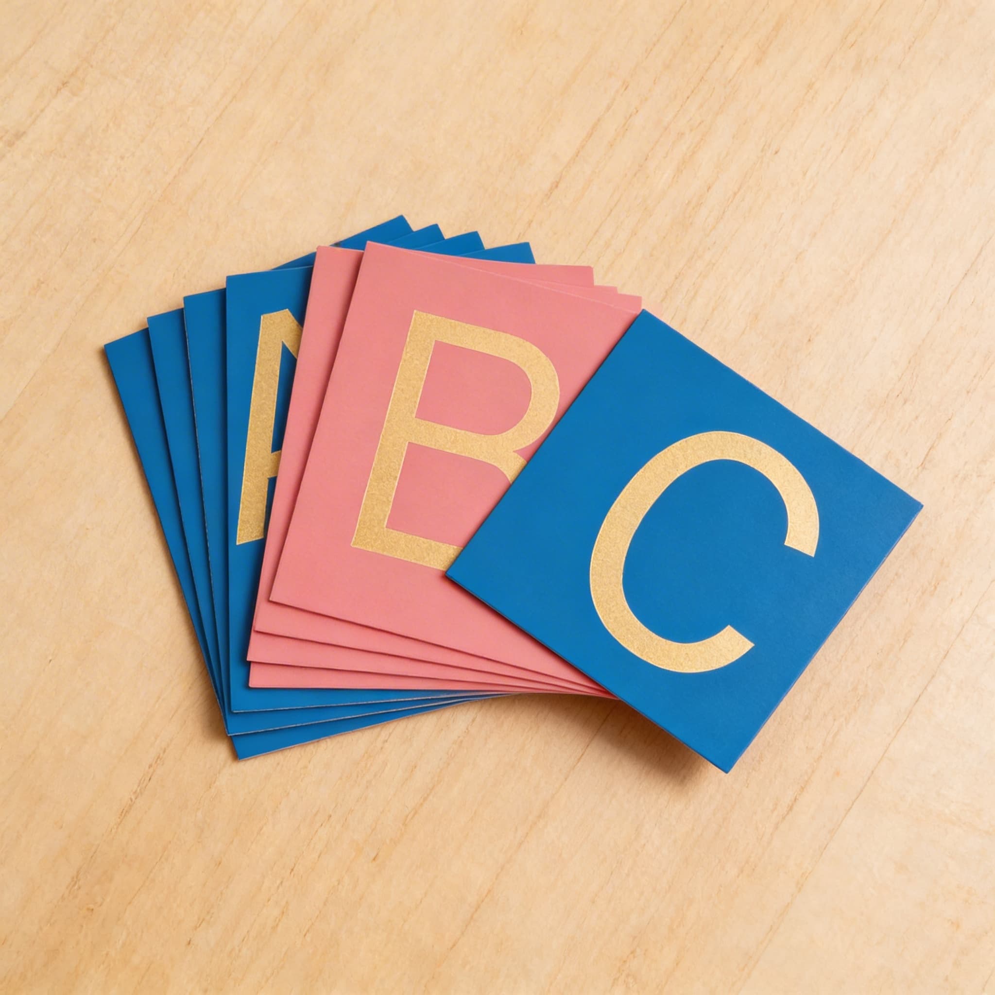 Brusná velká písmena: Mezinárodní tiskací — Boční pohled