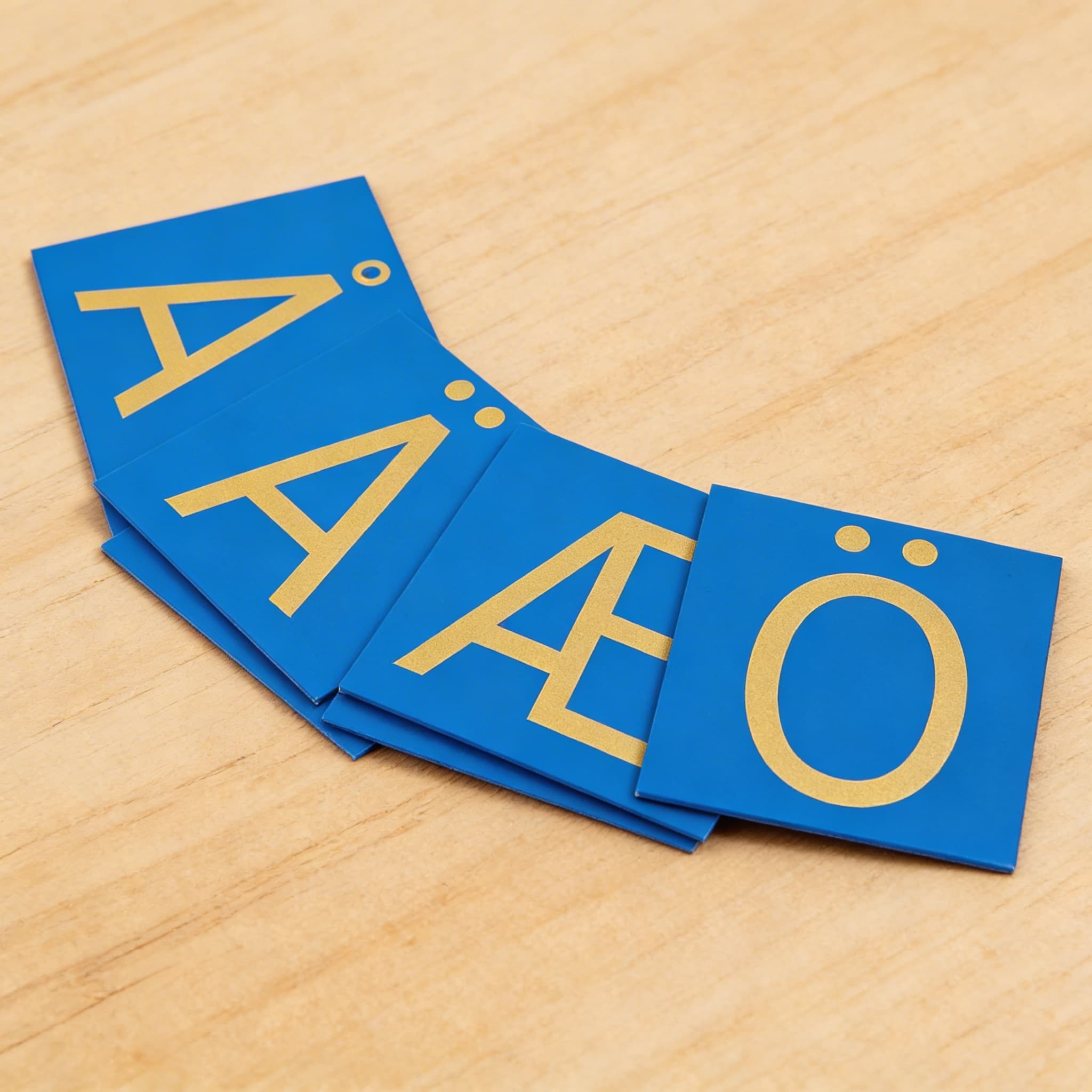 Brusná velká písmena: Severské tiskací — doplňková sada — Boční pohled