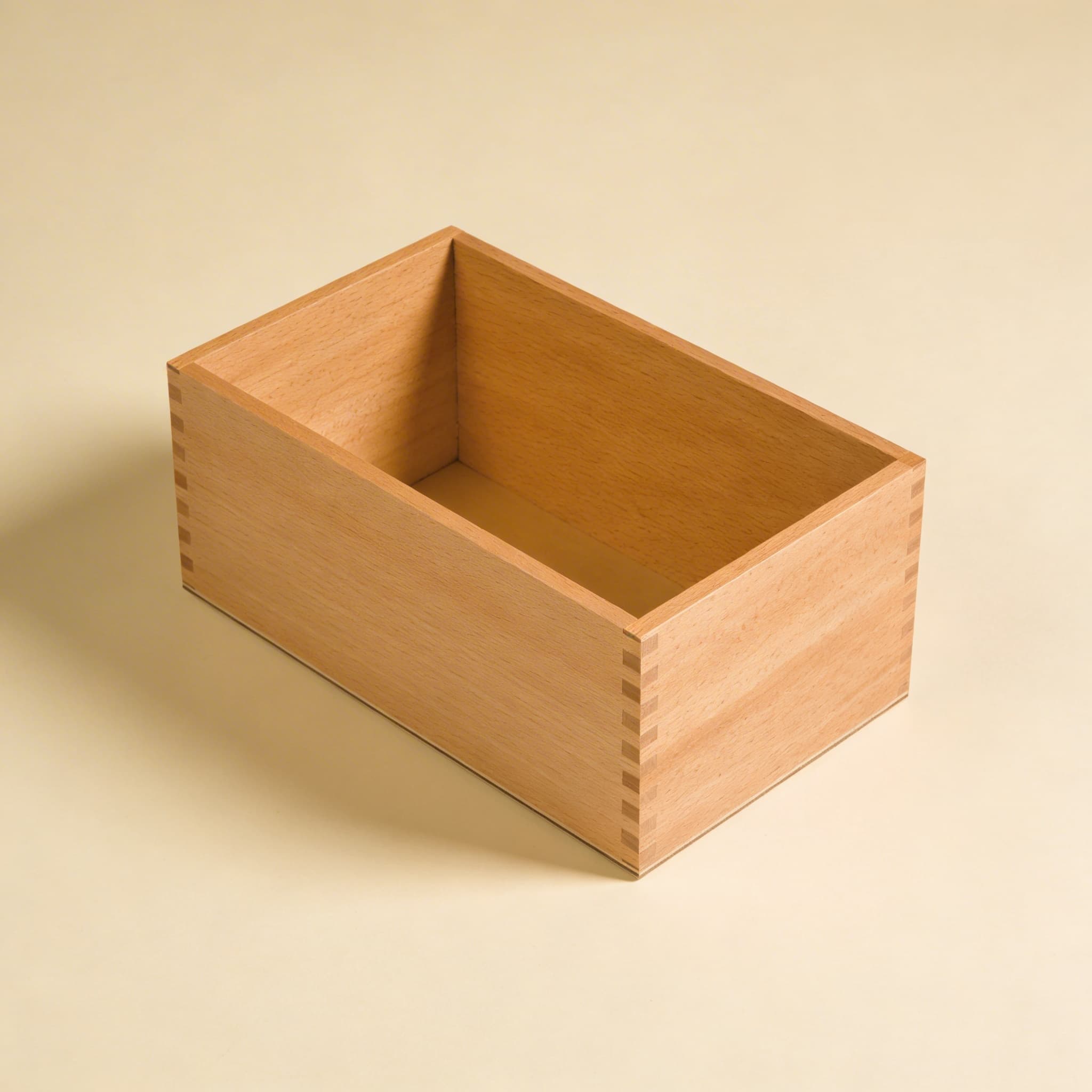 Box pro písmenka ze smirkového papíru — dřevěné uložení — Boční pohled
