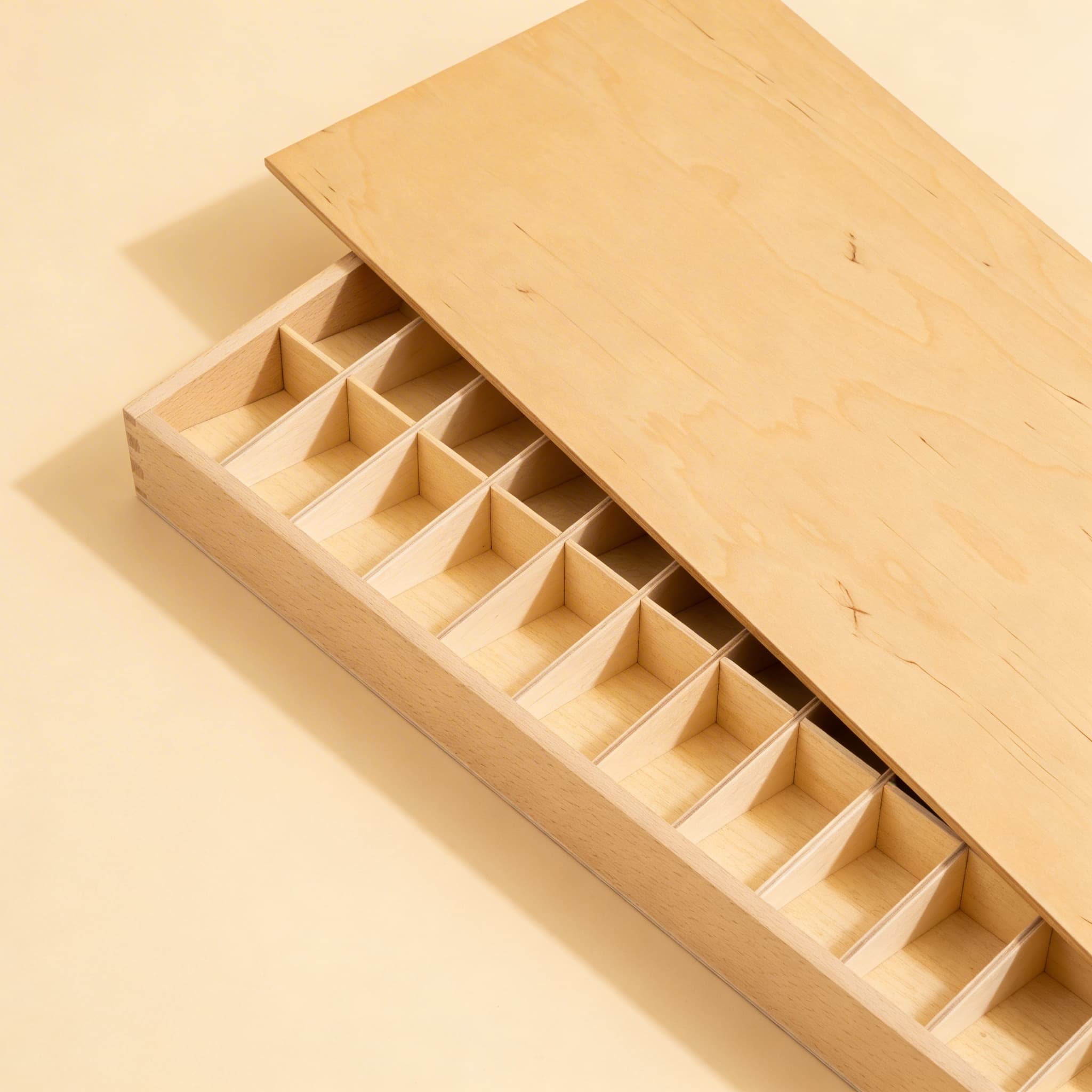 Tištěná abeceda v krabičce — organizované úložiště pro písmenka — Boční pohled