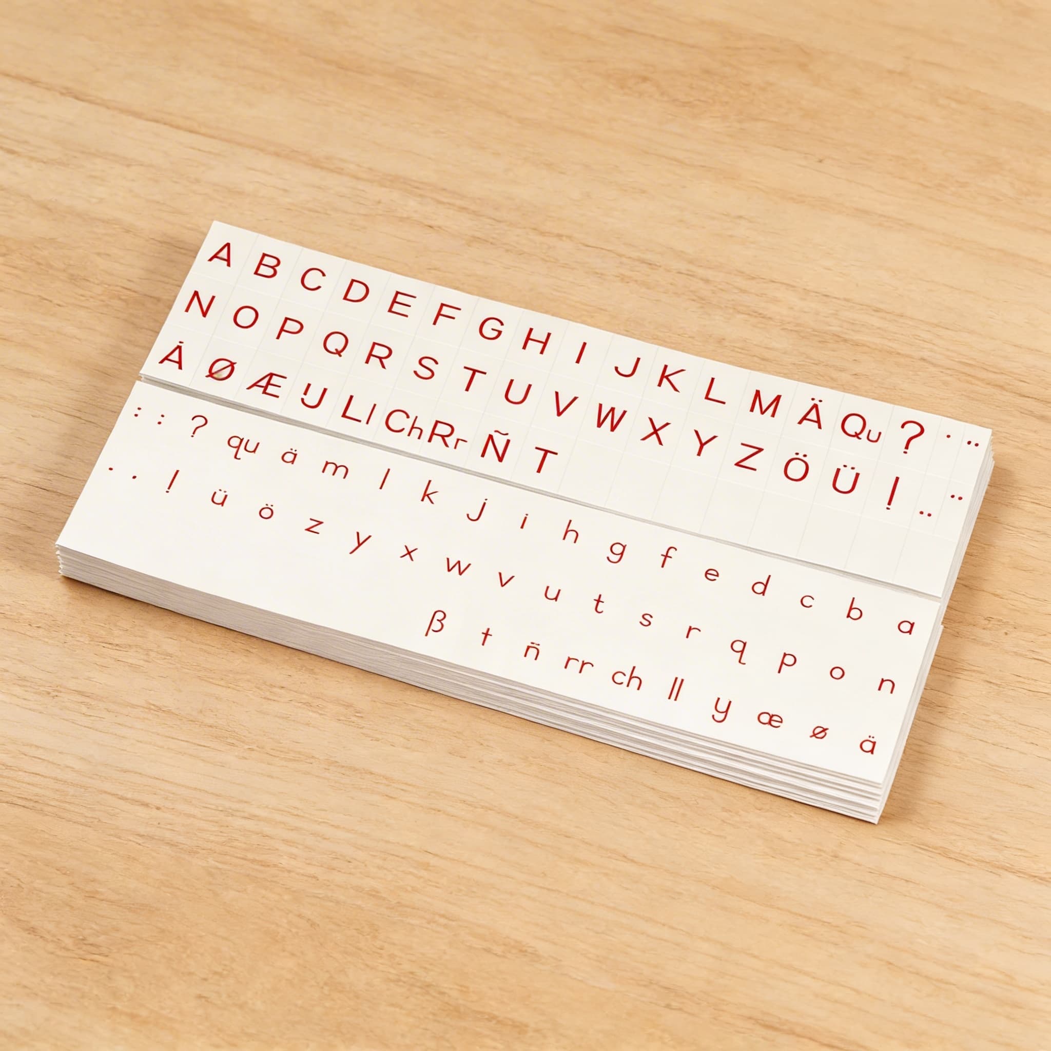 Tištěná abeceda: Mezinárodní tiskací — červená — Boční pohled