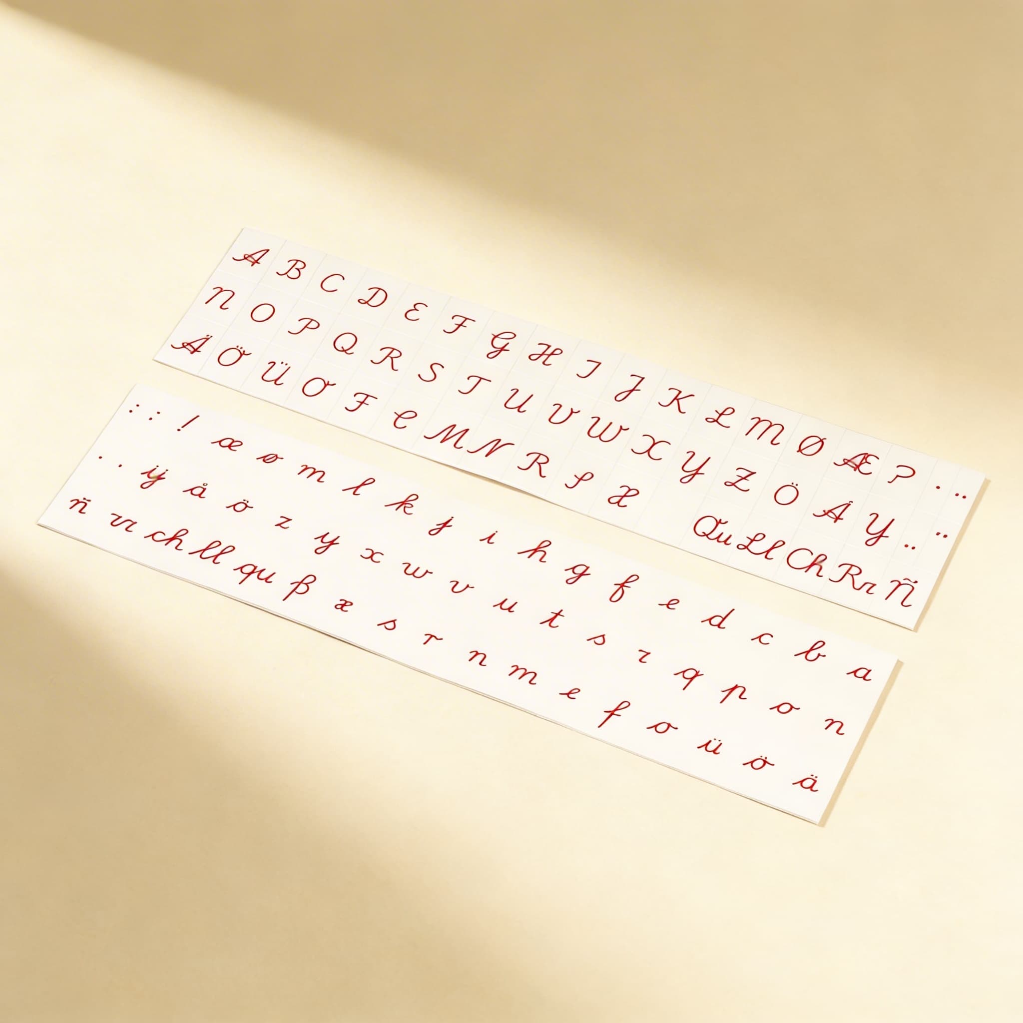 Tlačená abeceda: Medzinárodné písané — červená — Bočný pohľad