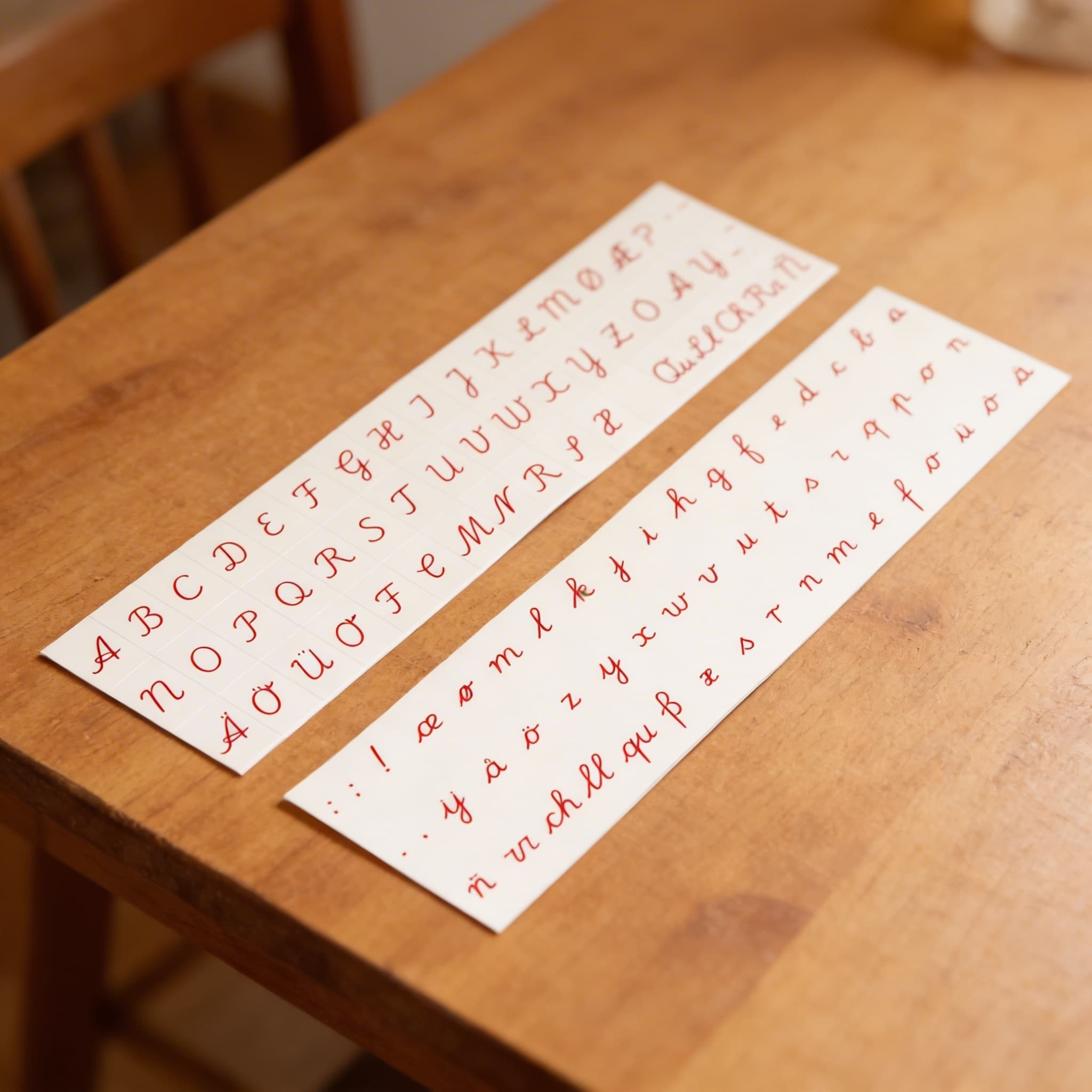Tlačená abeceda: Medzinárodné písané — červená — Detailný pohľad