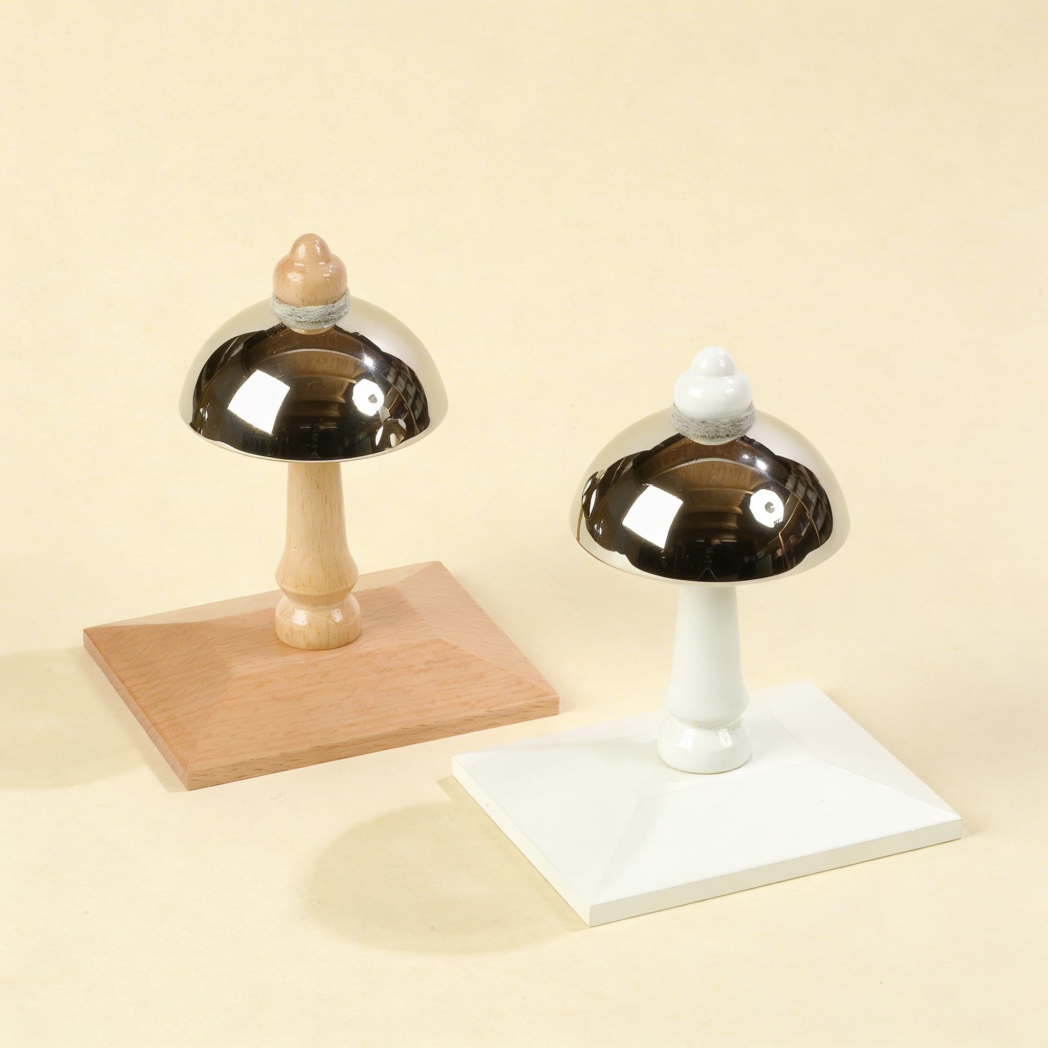 2 montierte Glocken: Tiefes C