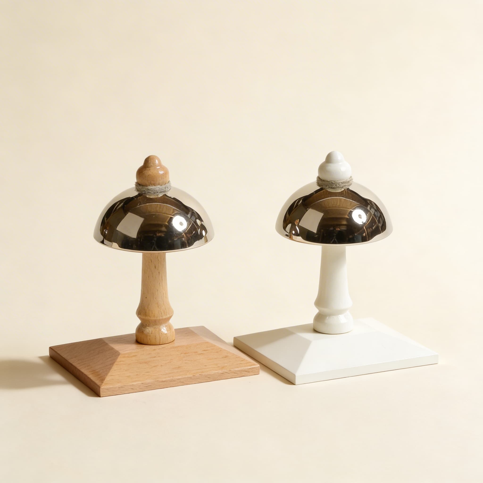 2 montierte Glocken: E