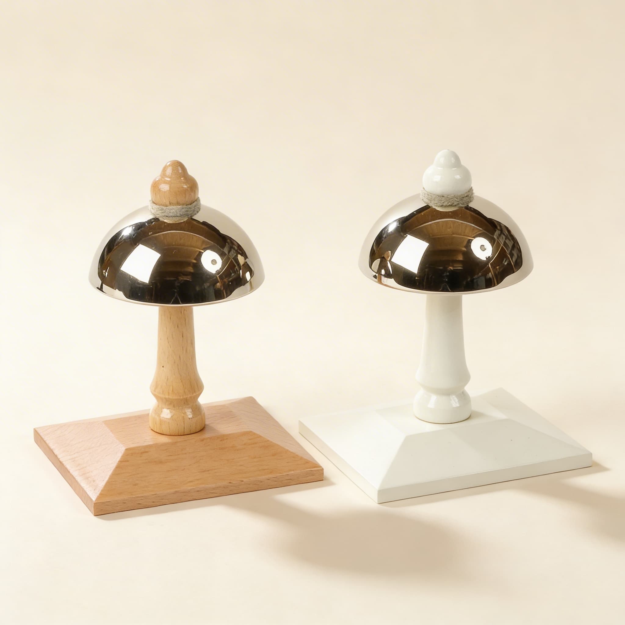 2 montierte Glocken: F