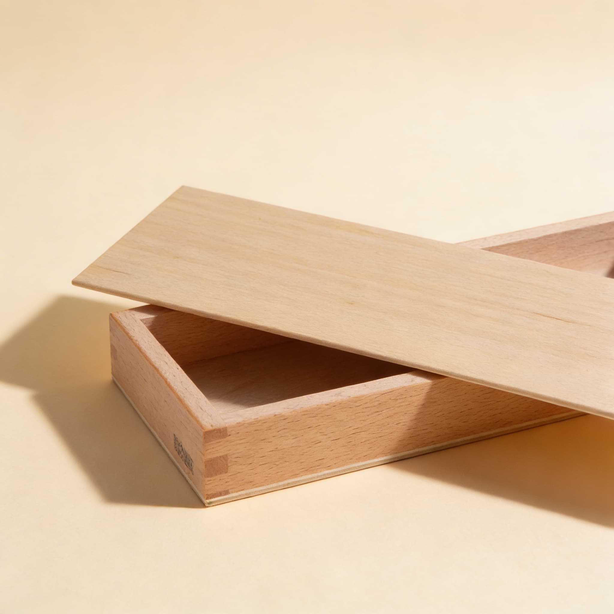 Große Zahlenkarten-Box — Handgefertigtes Holz mit glattem Deckel — Seitenansicht