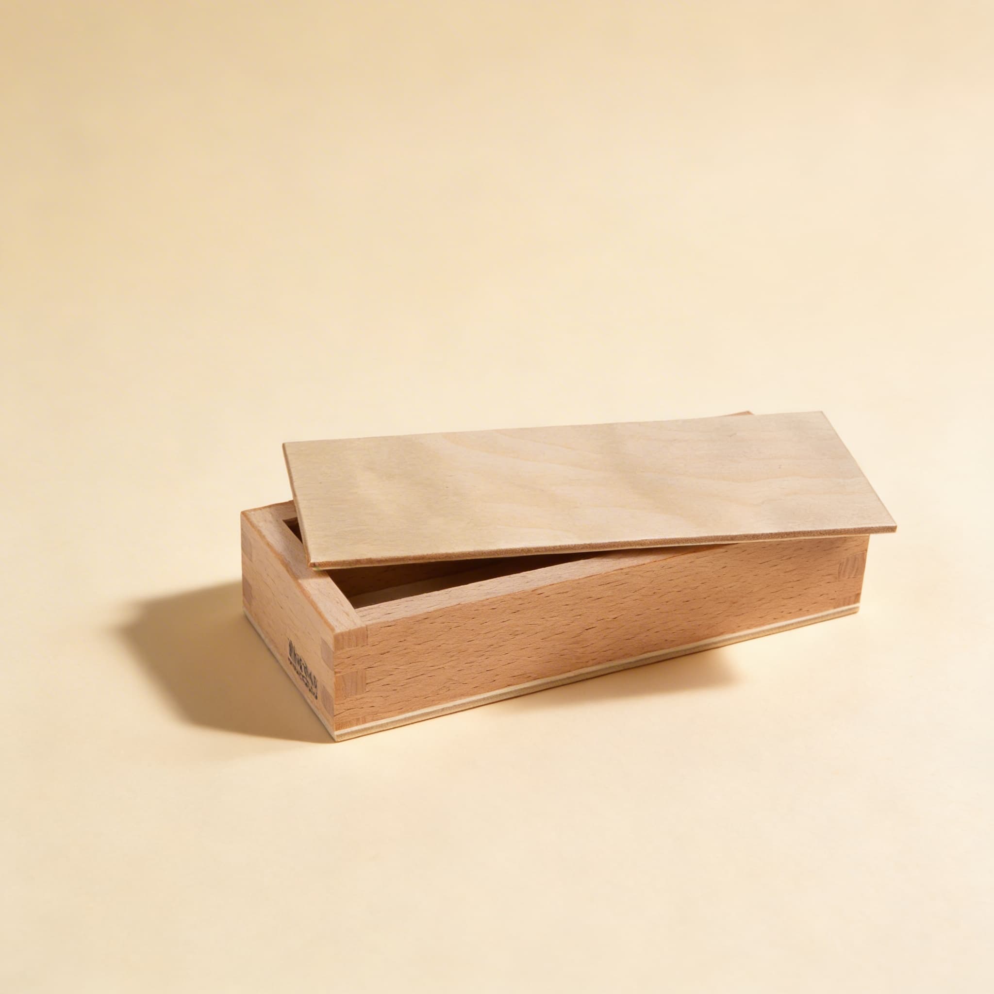 Kleine Zahlenkarten-Box — Buchenholz mit Schiebedeckel — Seitenansicht