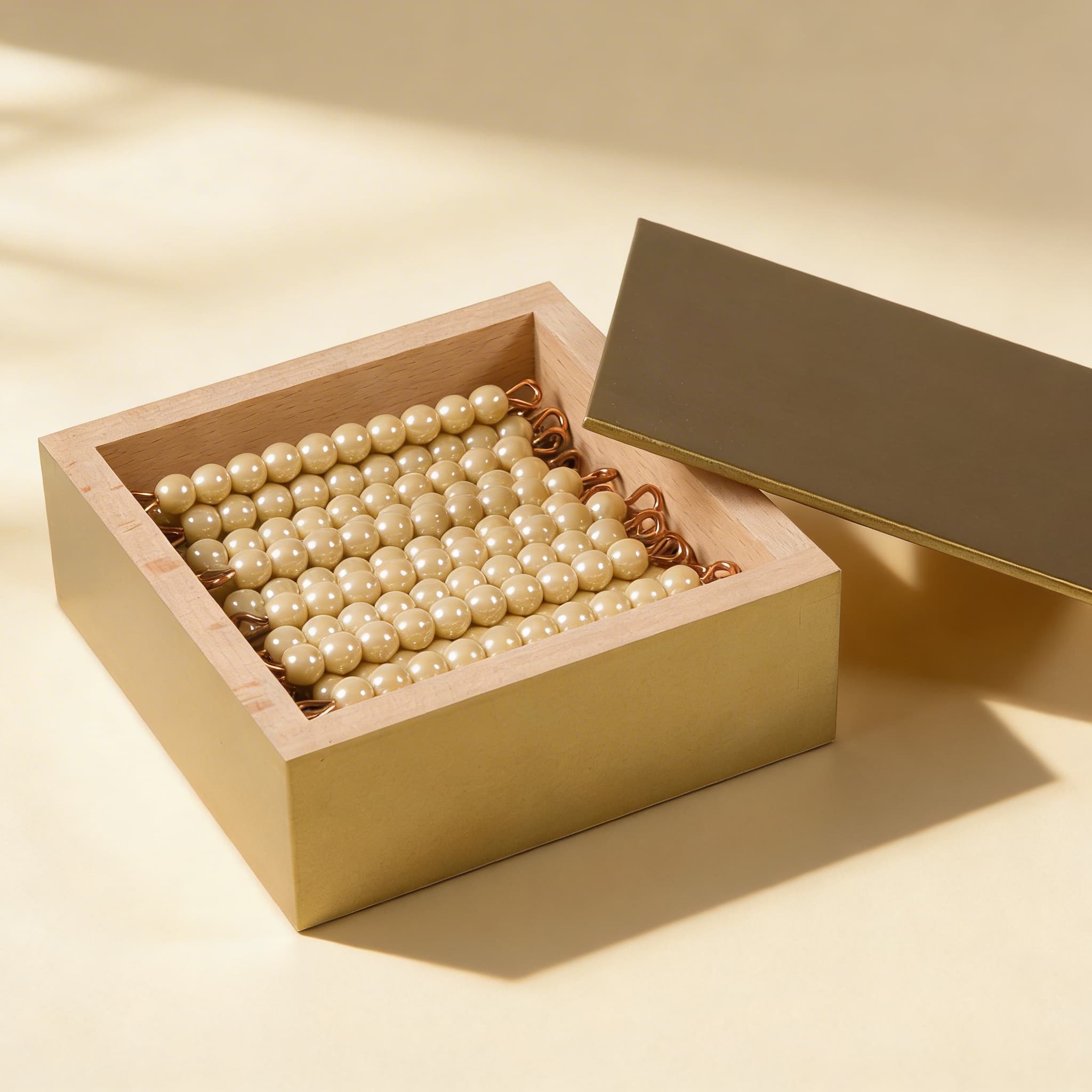 Goldene Perlenstäbe — 45 Zehner mit Einzelnen Glasperlen in Box — Seitenansicht