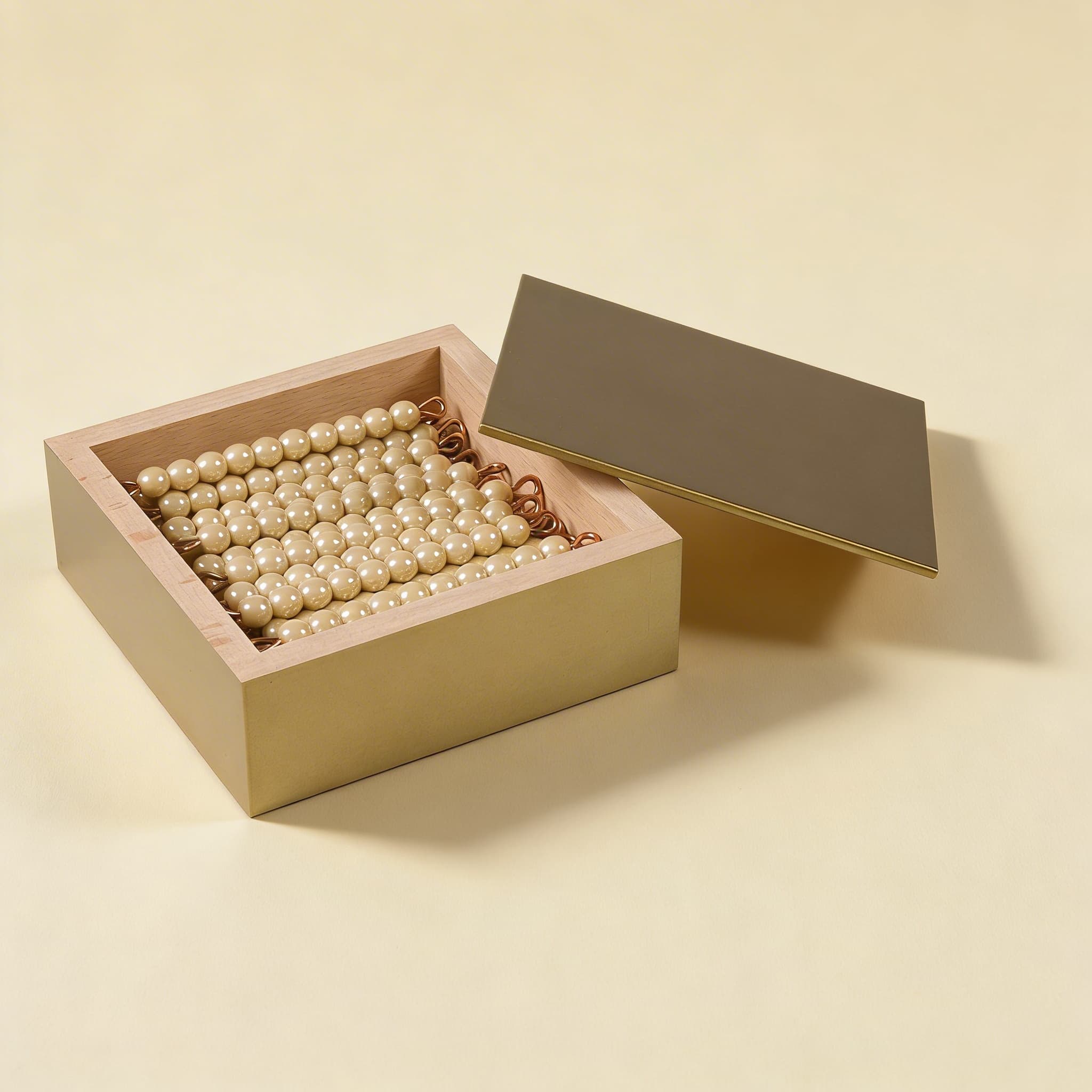 Goldene Perlenstäbe — 45 Zehner mit Einzelnen Glasperlen in Box — Katalogansicht