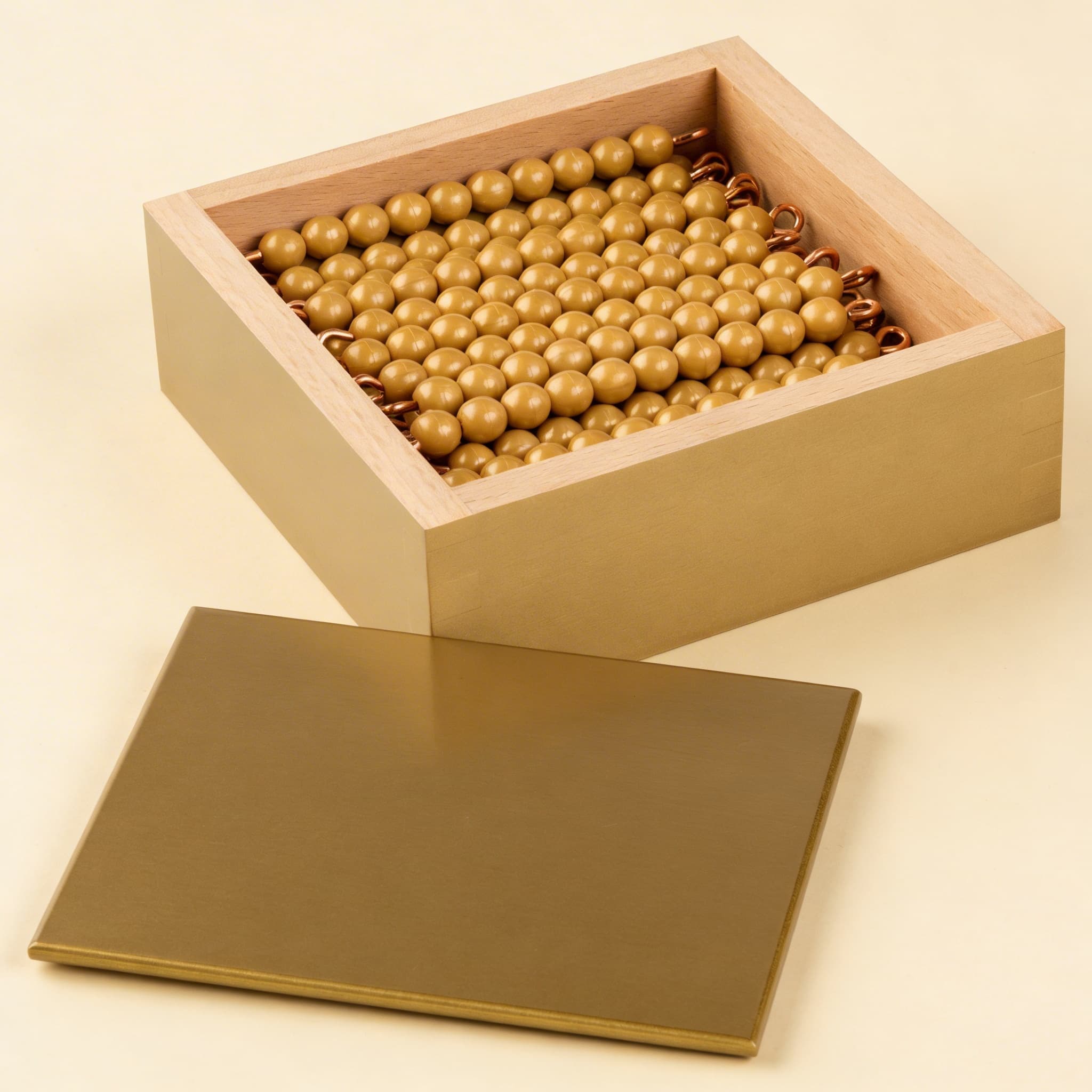 Goldene Perlenstäbe — 45 Zehnerstäbe mit Einzelperlen aus Nylon — Katalogansicht