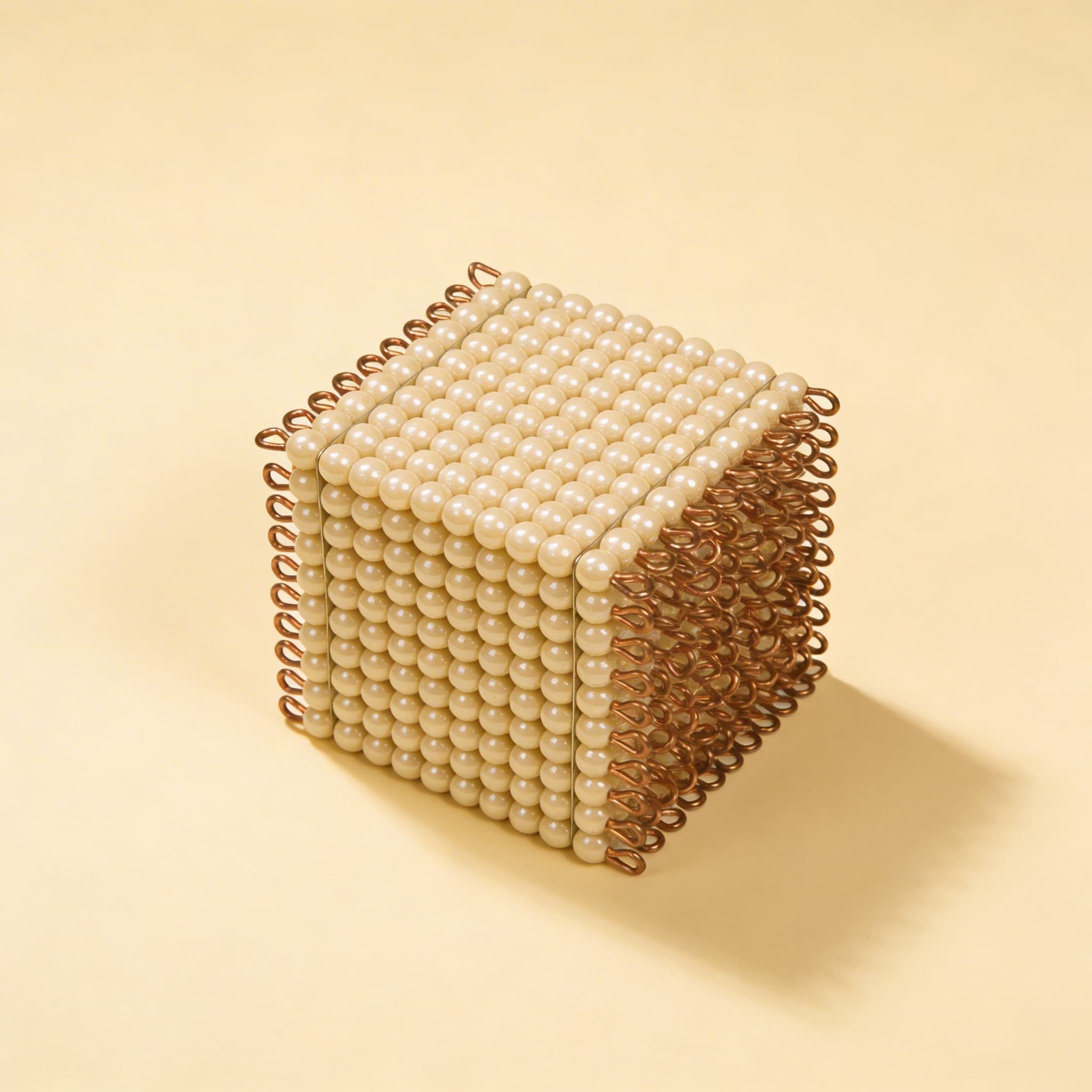 Goldener Perlenwürfel 1000 — Einzelne Glasperlen in 10×10×10 Formation — Seitenansicht