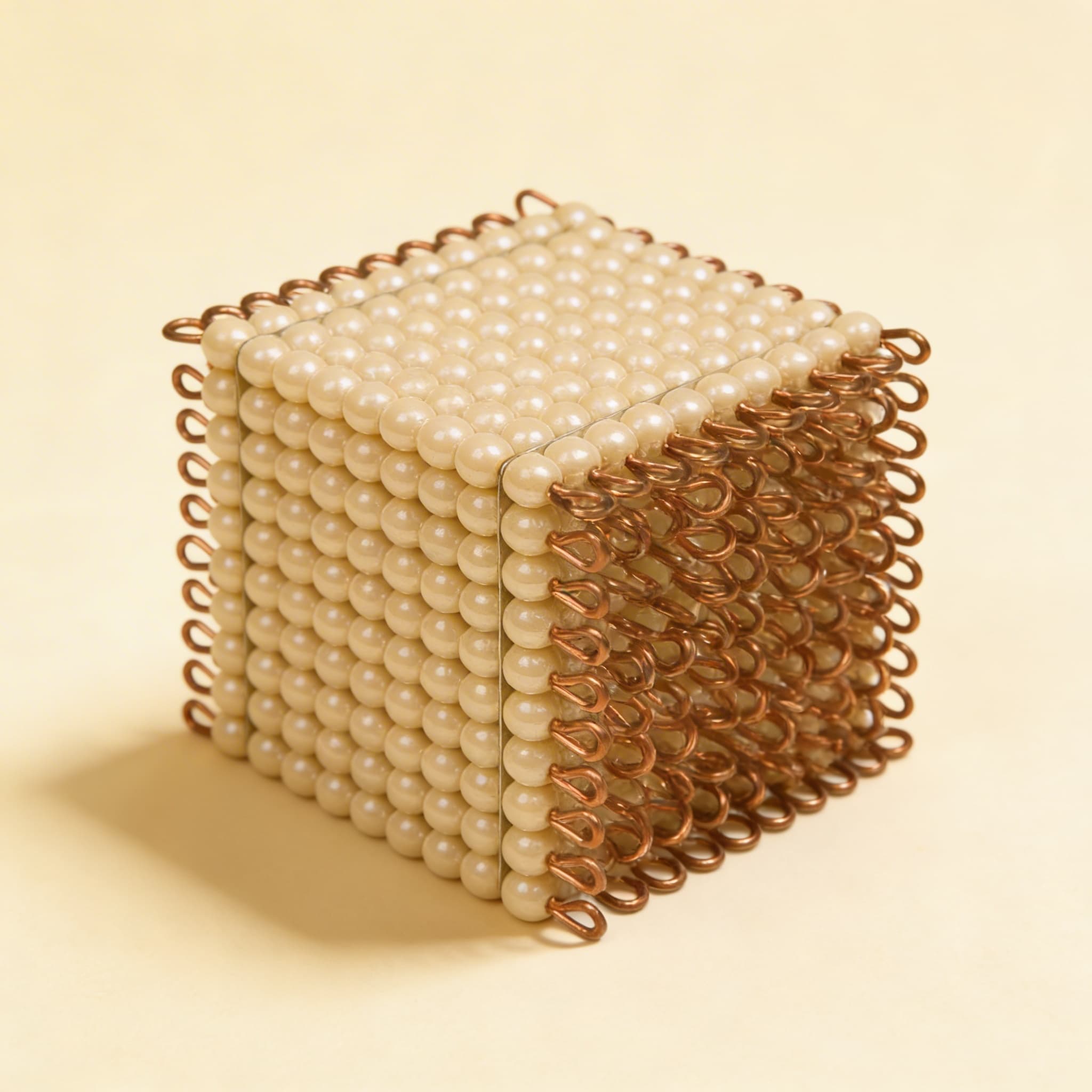 Goldener Perlenwürfel 1000 — Einzelne Glasperlen in 10×10×10 Formation — Katalogansicht