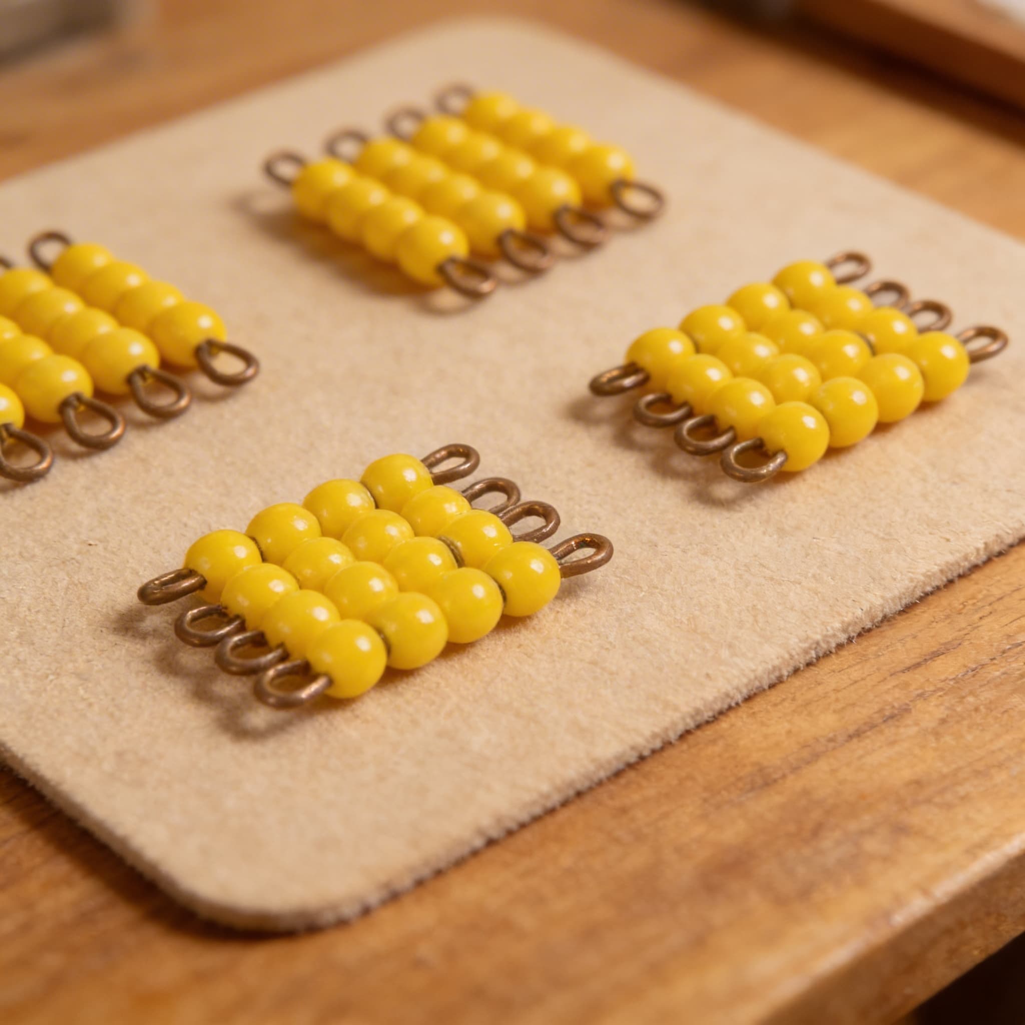 Einzelnes Glasperlenquadrat der 4: Gelb — Ansicht 3