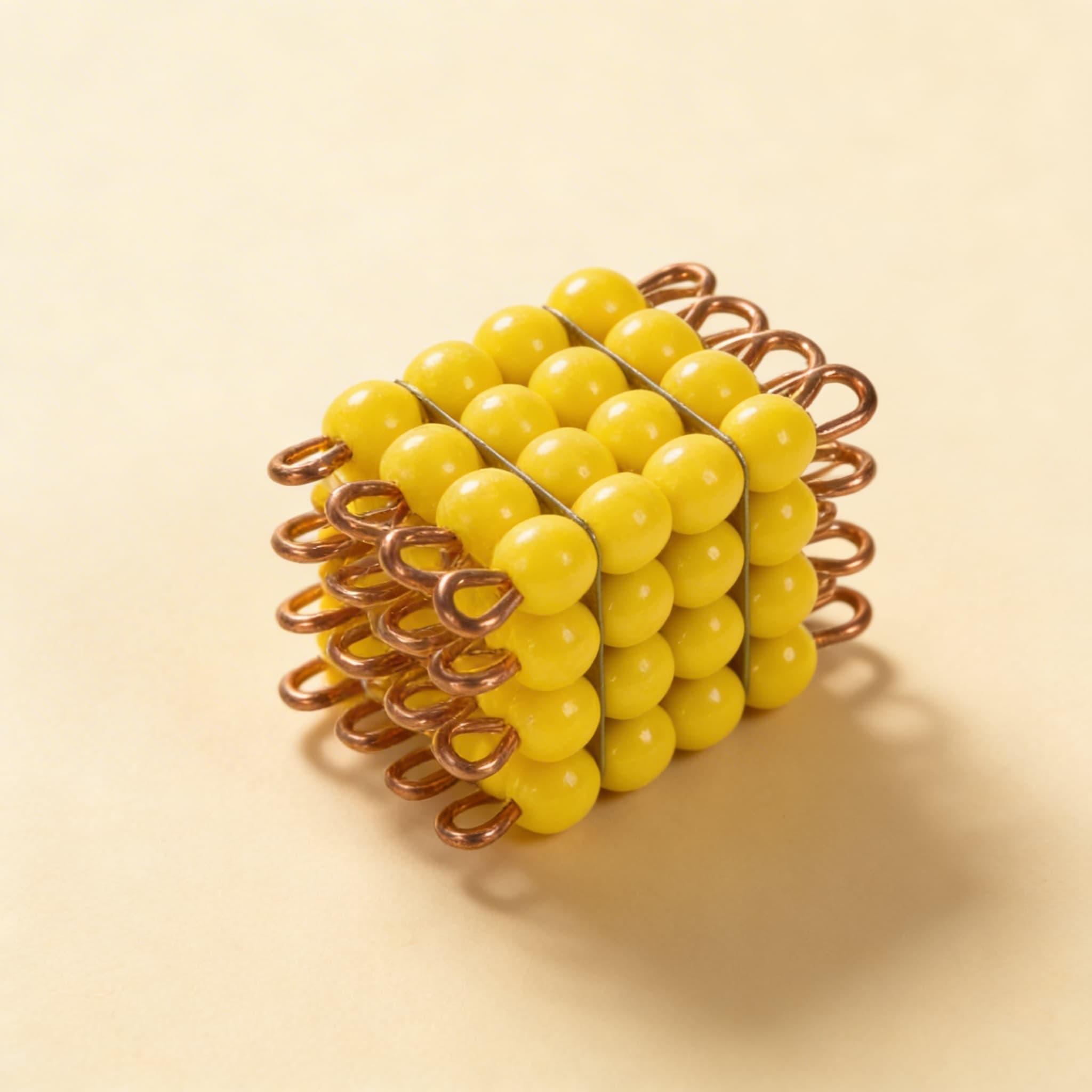 Glasperlen-Würfel der 4 — Gelbe mathematische Darstellung — Seitenansicht