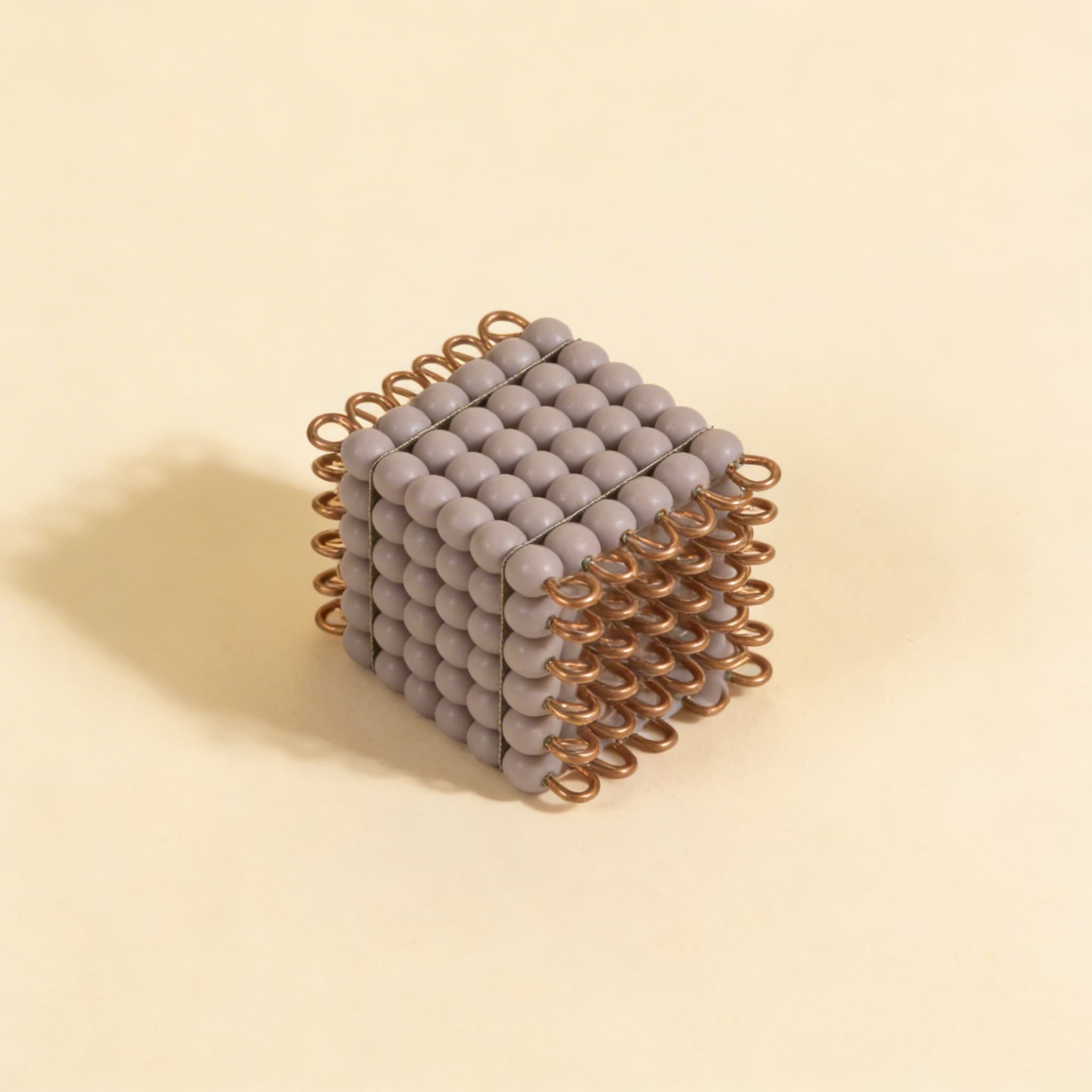 Glasperlenwürfel der 6 — Violetter Würfel für Mathematik — Seitenansicht