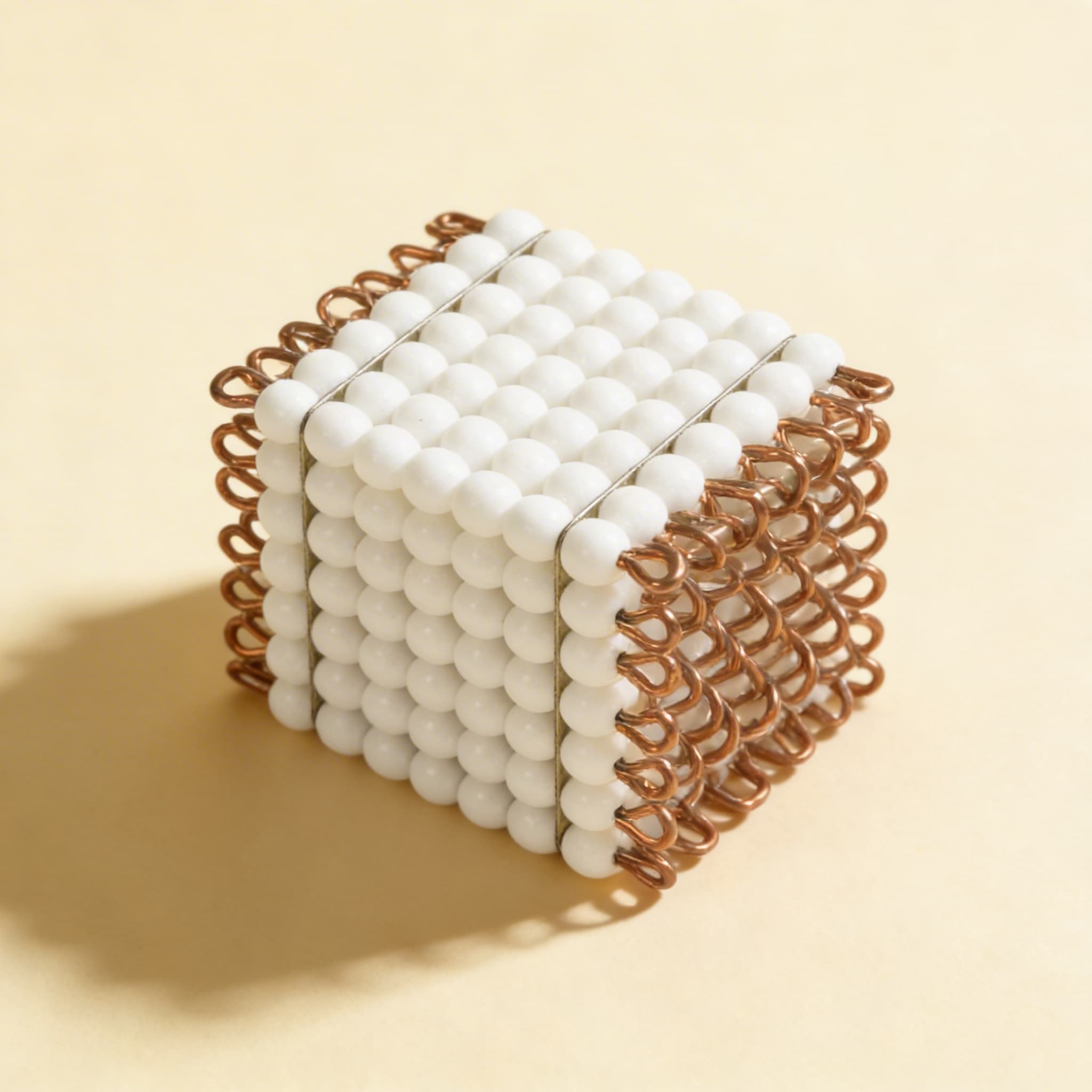 Glasperlen-Würfel 7 — Weisse Einzelperlen für 7³-Konzept — Seitenansicht