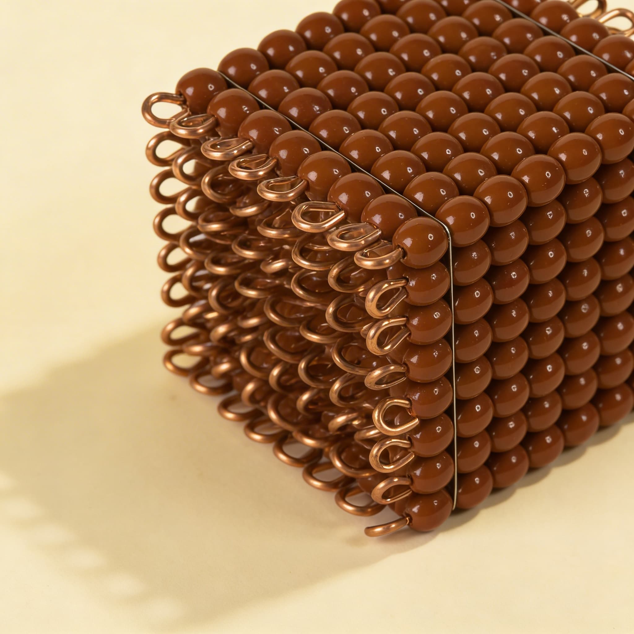 Glasperlen-Würfel aus 8 — Braune Einzelperlen für Stellenwert — Seitenansicht