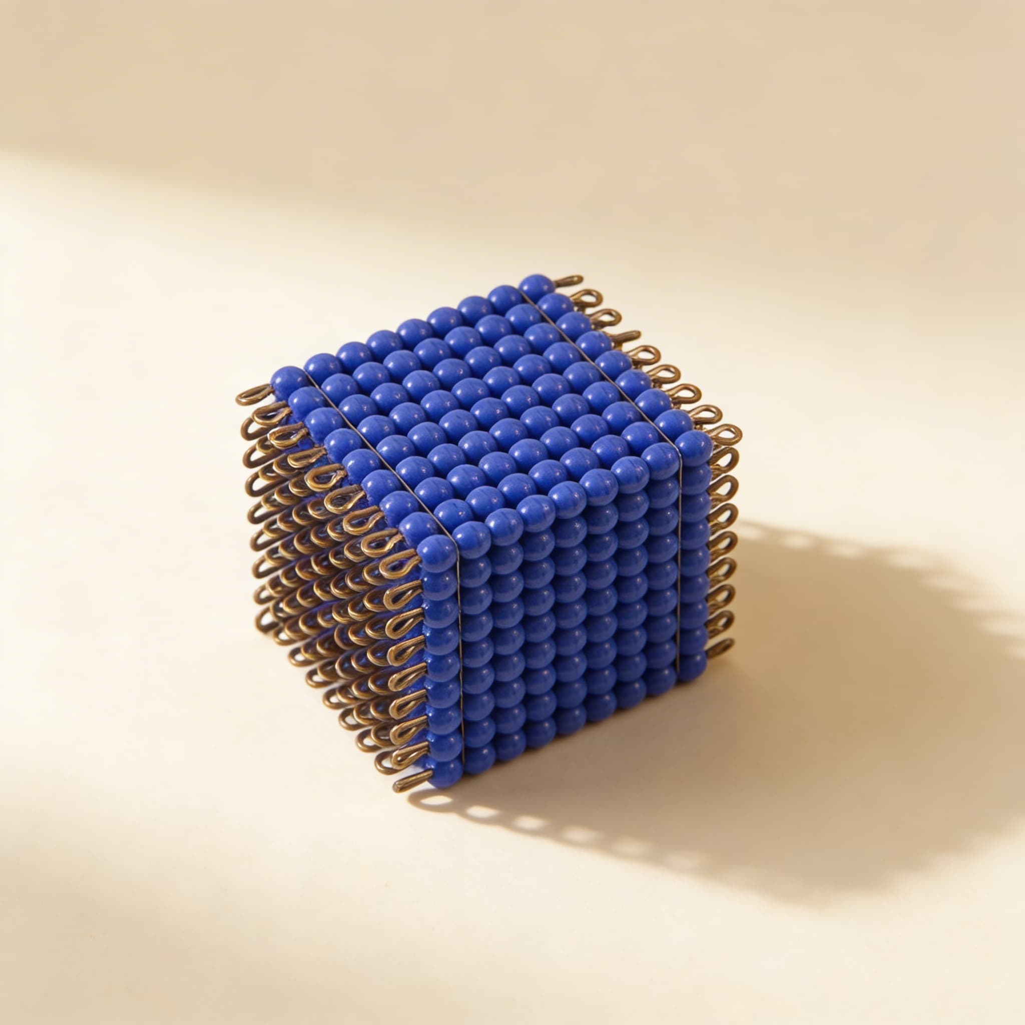 Glasperlen-Würfel der 9 — Dunkelblaues Drahtgestell für 729 Einheiten — Seitenansicht