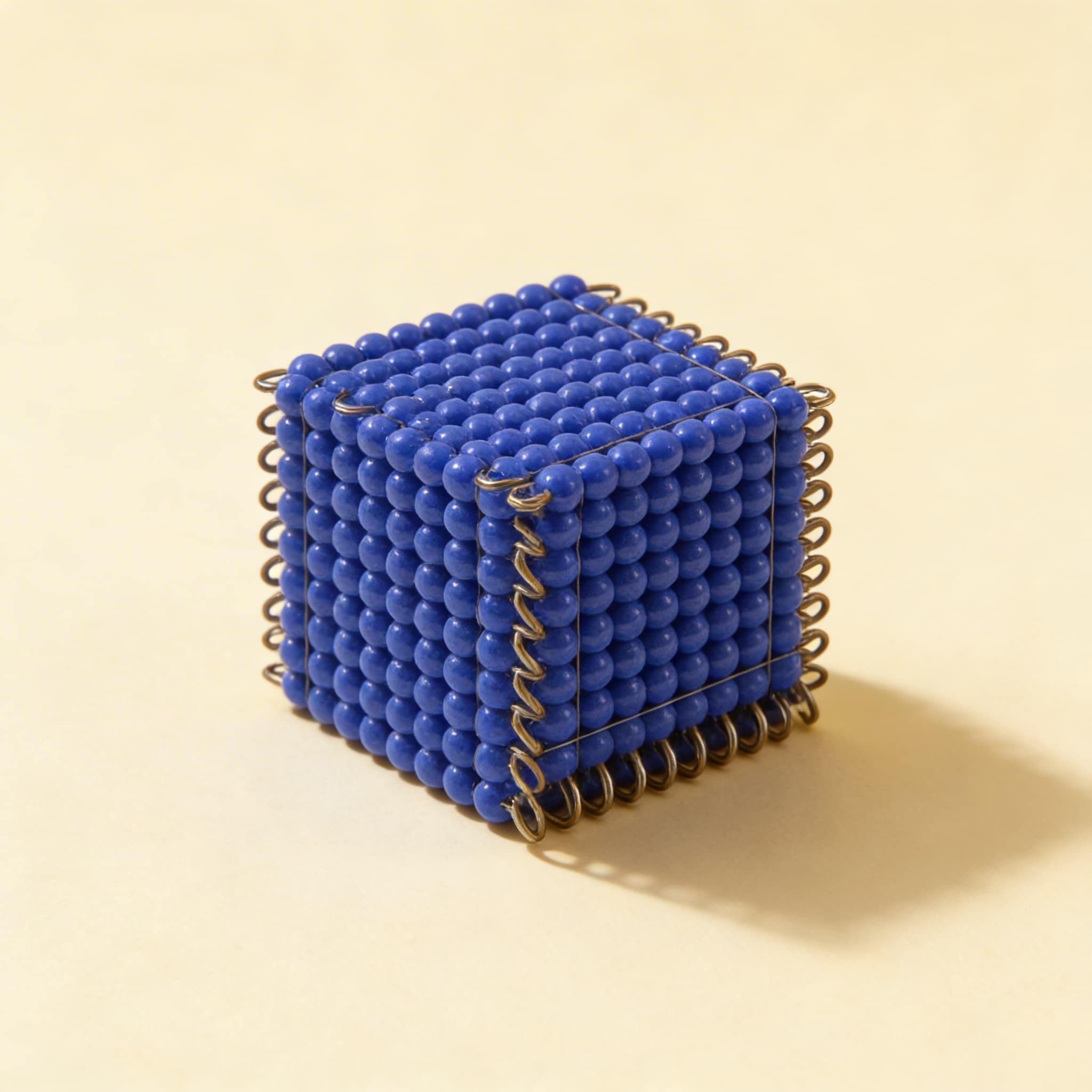 Glasperlen-Würfel der 9 — Dunkelblaues Drahtgestell für 729 Einheiten — Katalogansicht