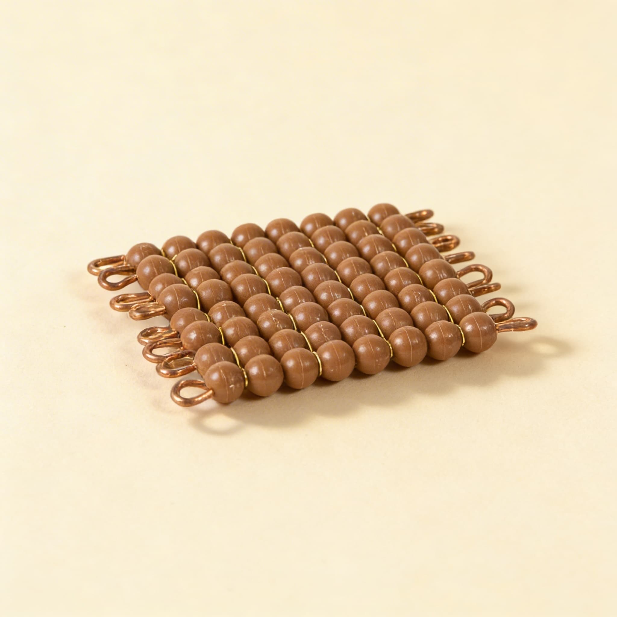 Einzelnes Nylonperlenquadrat der 8: Braun