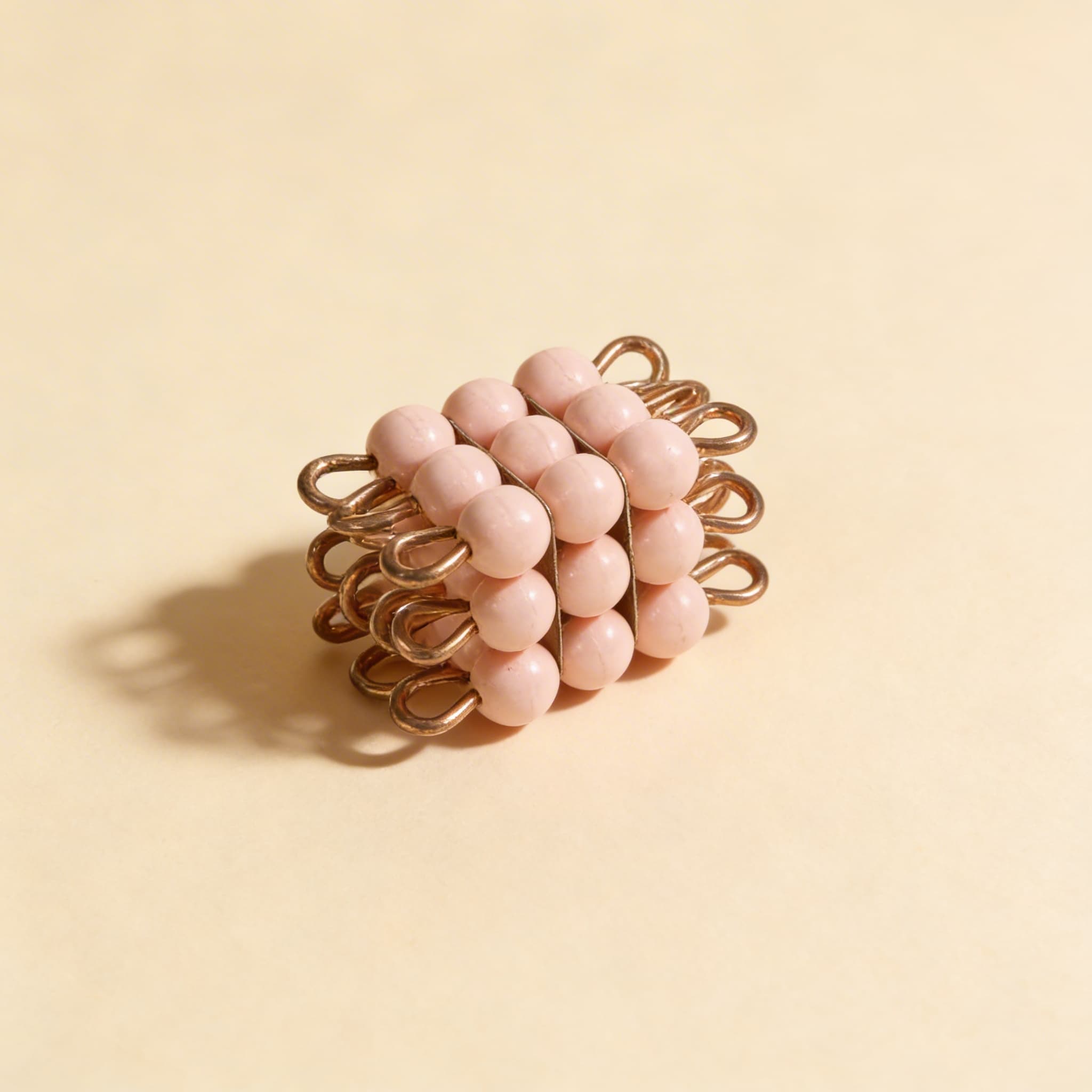 Perlenwürfel 3 — Rosa Einzelner Nylon-Würfel für Mathematik — Seitenansicht