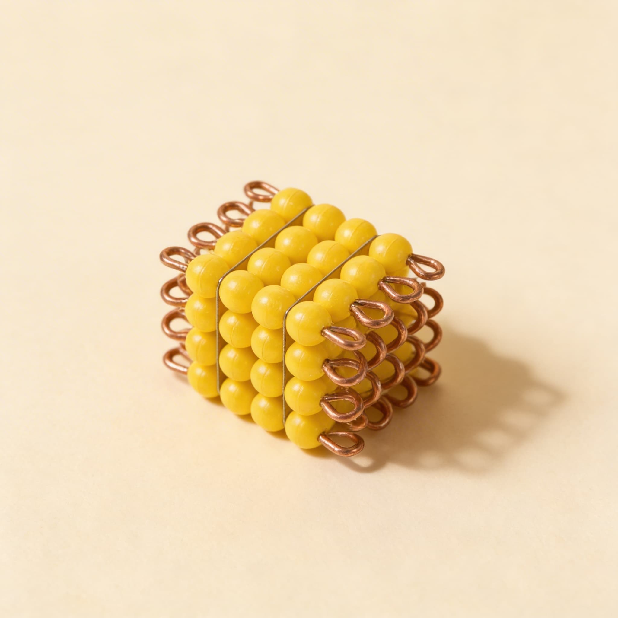 Nylon-Perlenwürfel 4 — Gelb auf Draht für sensorische Mathematik — Seitenansicht