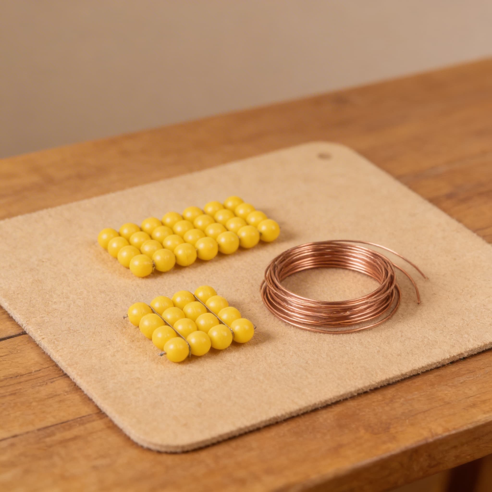 Nylon-Perlenwürfel 4 — Gelb auf Draht für sensorische Mathematik — Detailansicht