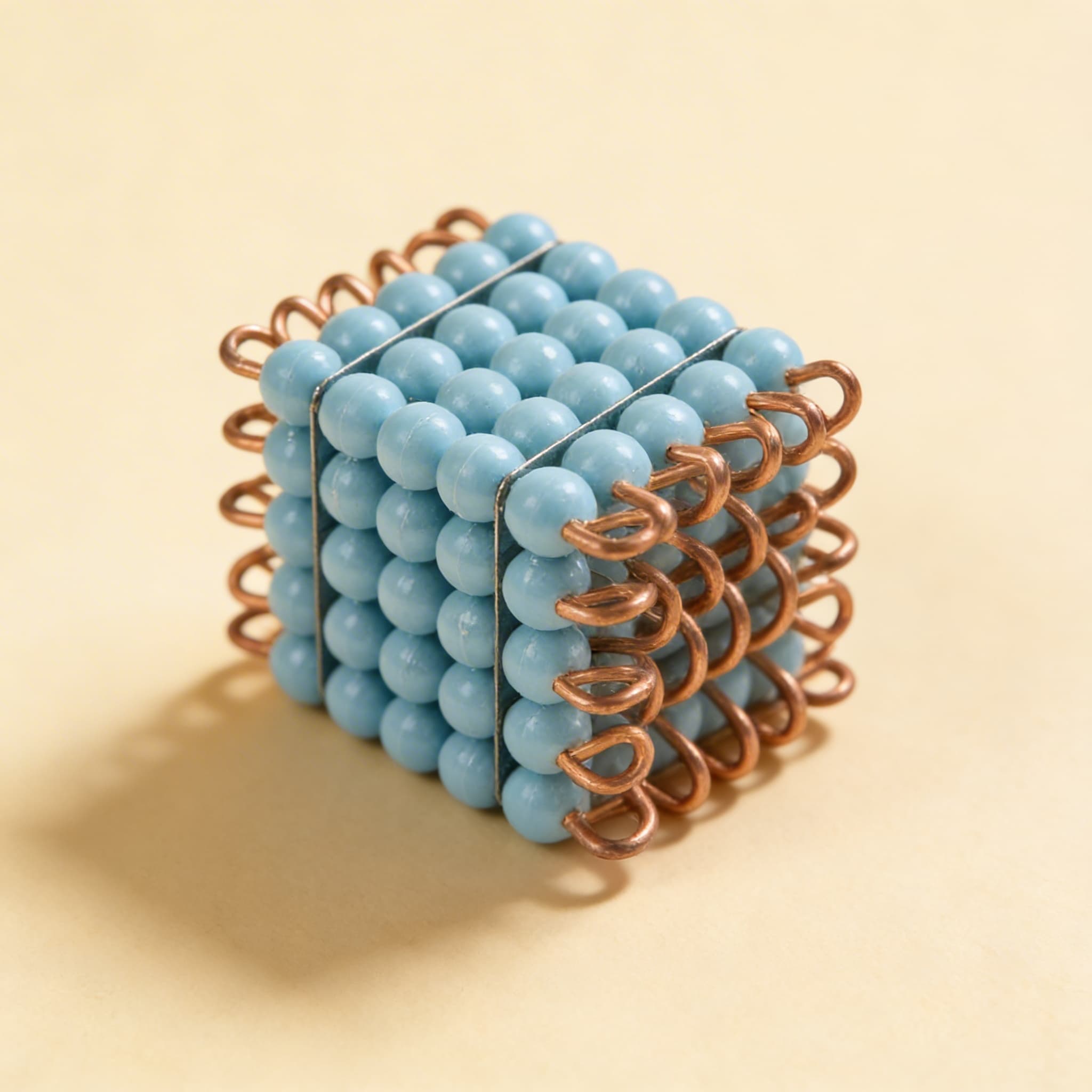 Nylon-Perlenwürfel der 5 — Einzeln hellblau für Mengenarbeit — Seitenansicht