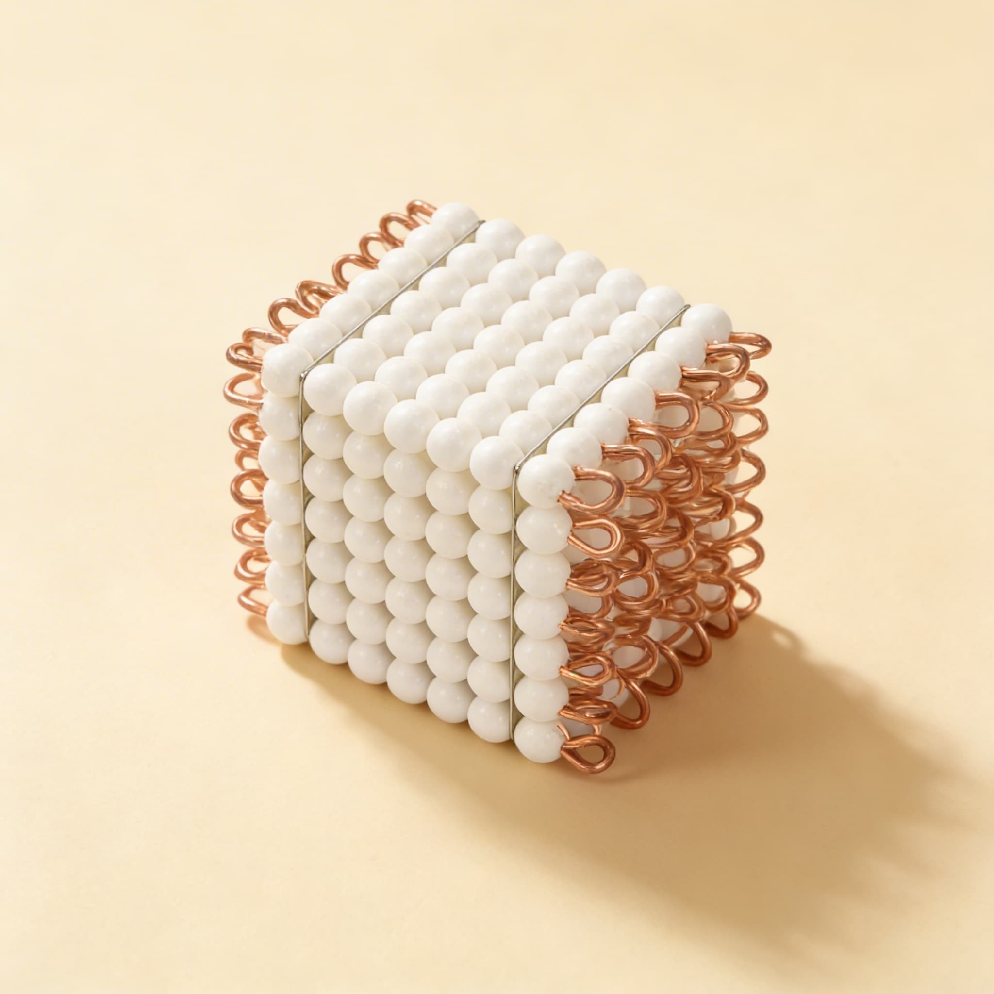 Perlenwürfel aus 7 — Weißer Nylon-Tausender (7³) — Seitenansicht