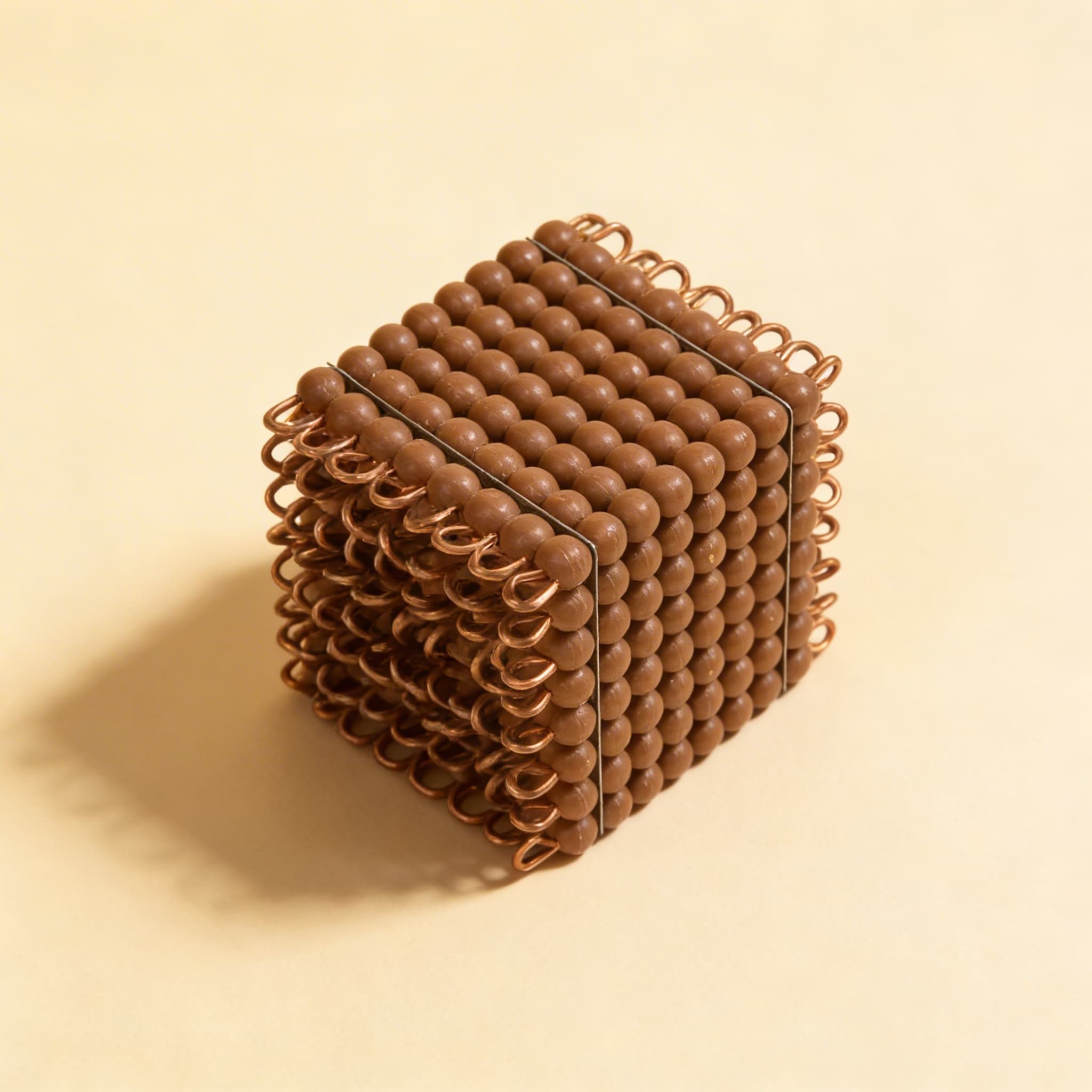 Nylon-Perlenwürfel der 8 — Brauner Würfel für Mathematik — Seitenansicht