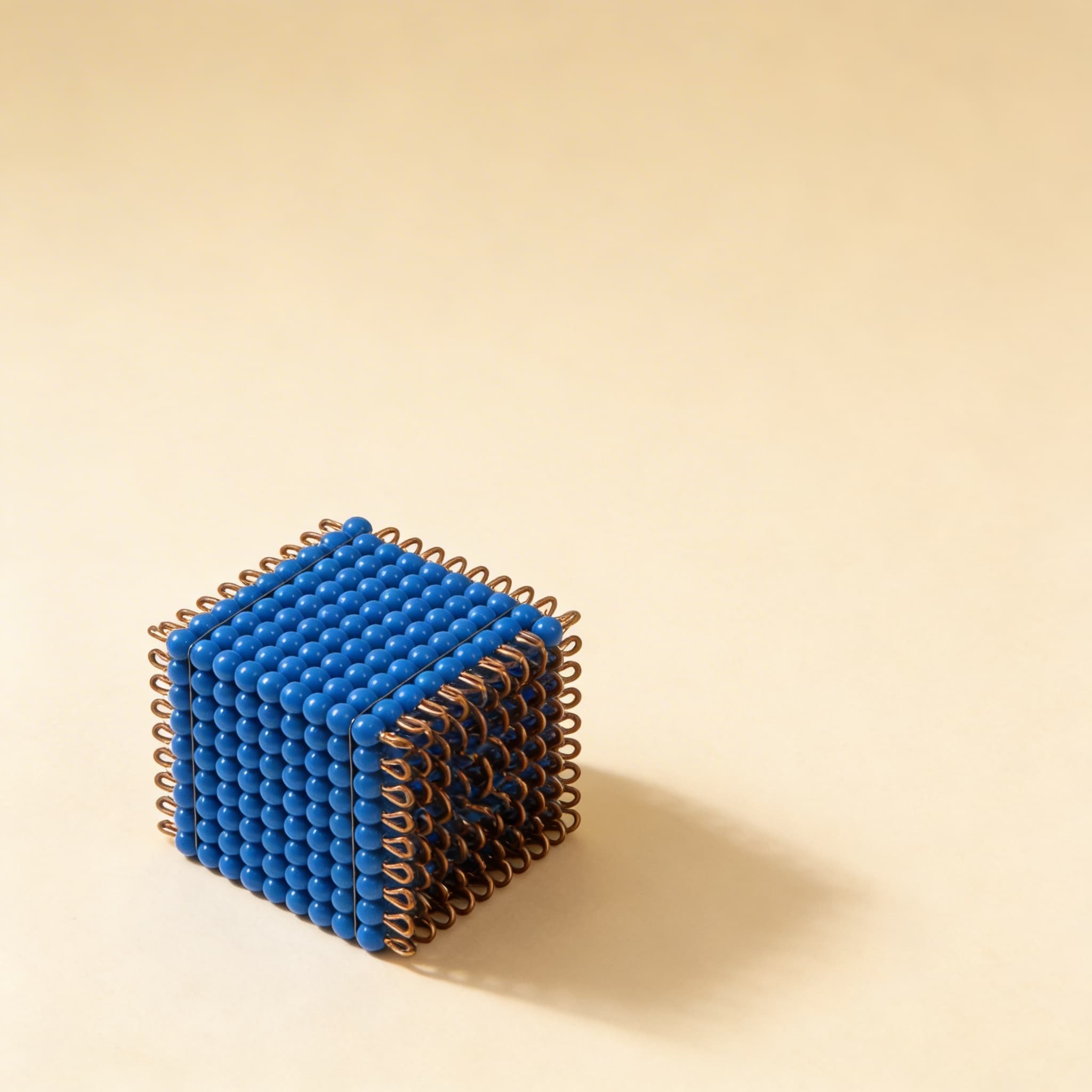 Nylon-Perlen-Würfel 9 — Dunkelblaue Einzelperlen für 9³-Konzept — Seitenansicht