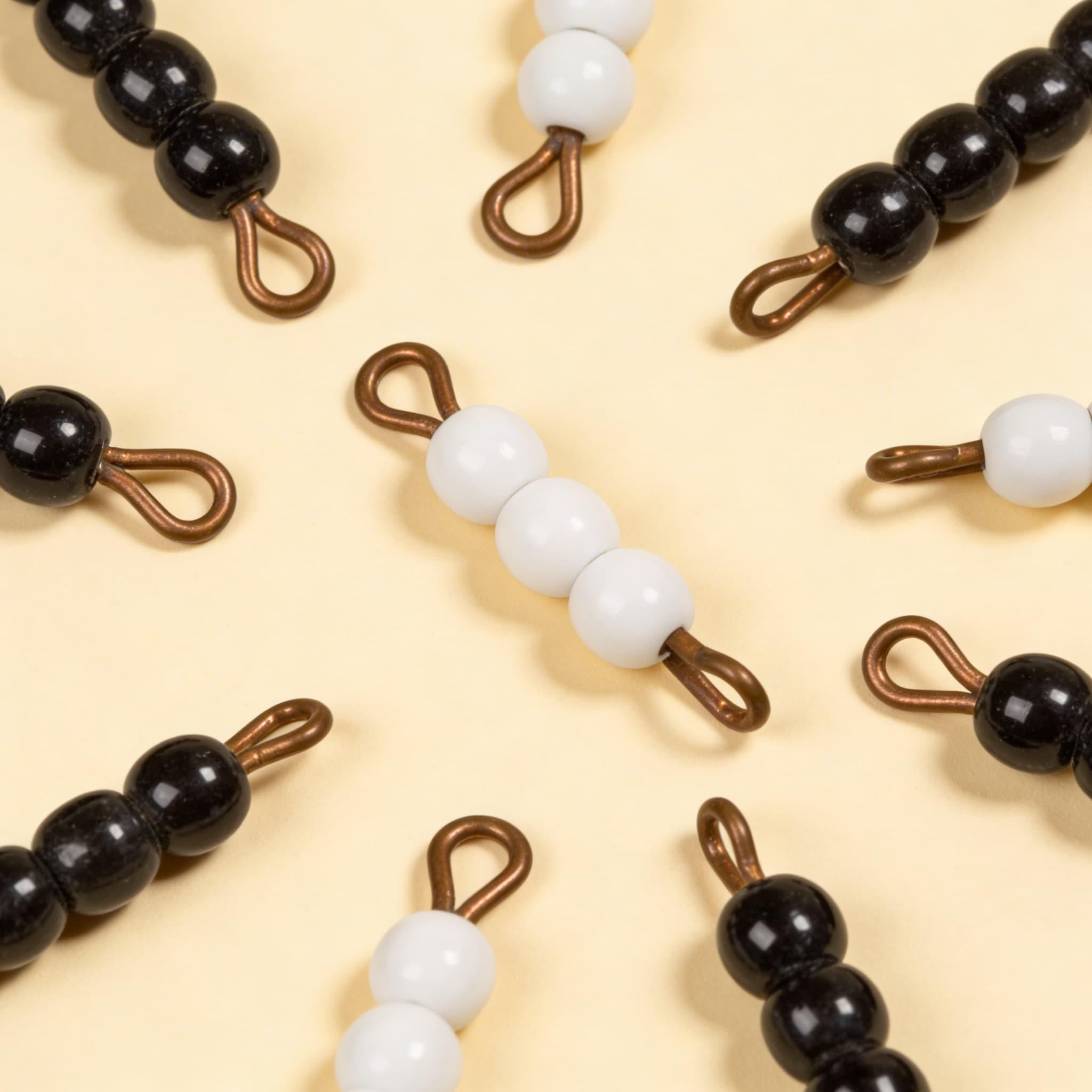 Schwarz-Weiße Perlentreppen — Einzelperlen Glas: 1 Set — Ansicht 2