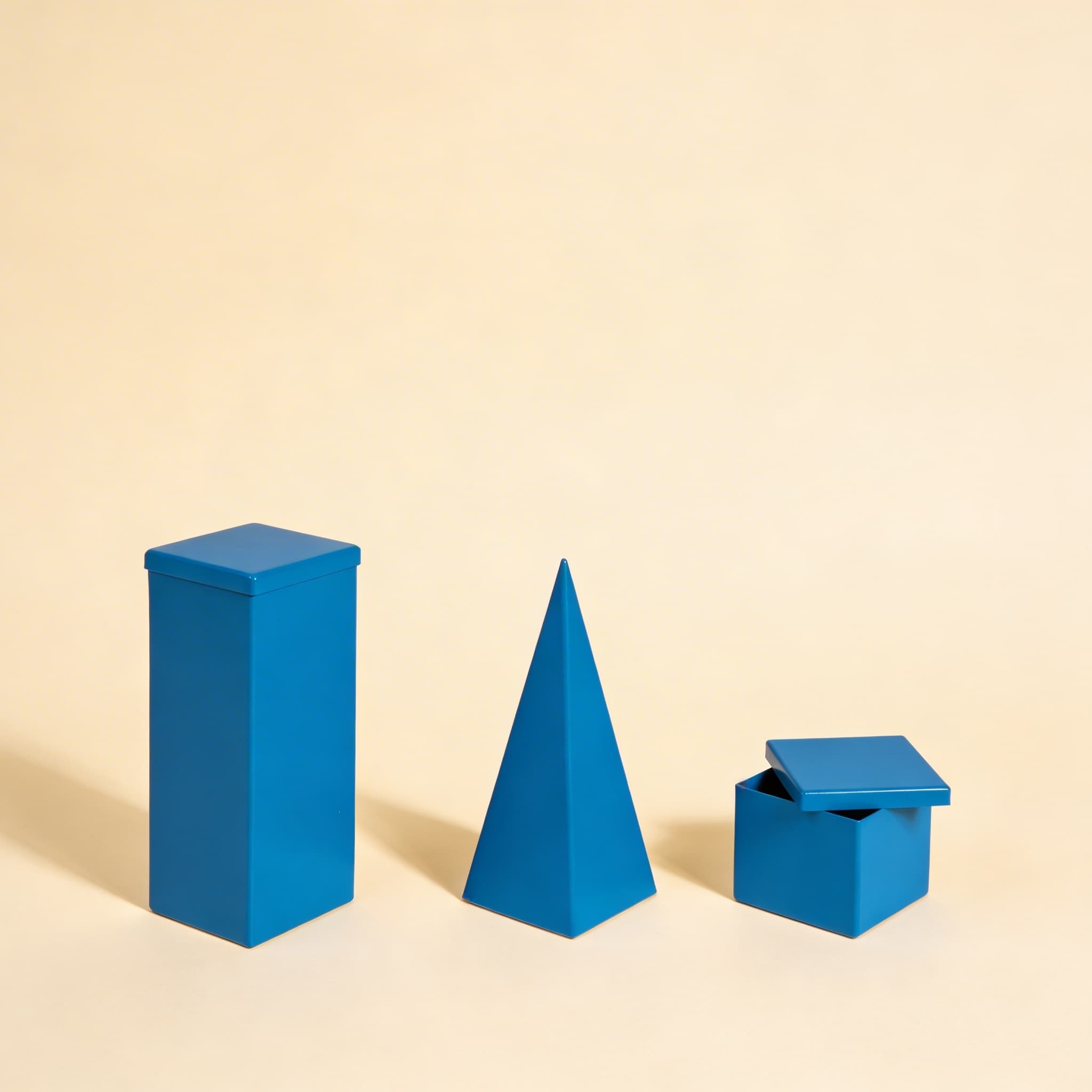 Metallische Volumencontainer — Seitenansicht